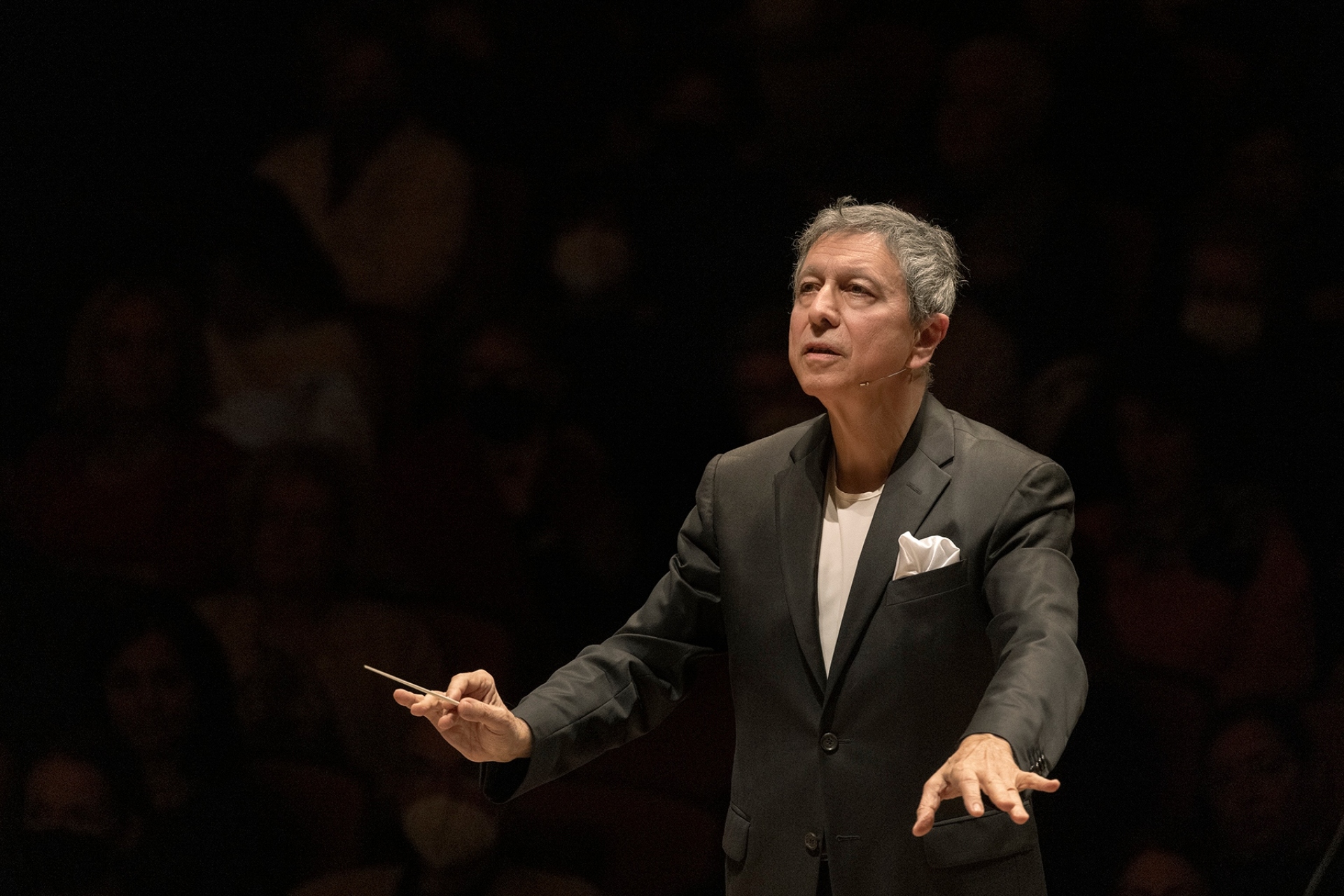 Λουκάς Καρυτινός: Συνέντευξη με τον καλλιτεχνικό διευθυντή της Κρατικής Ορχήστρας Αθηνών και διακεκριμένο μαέστρο.