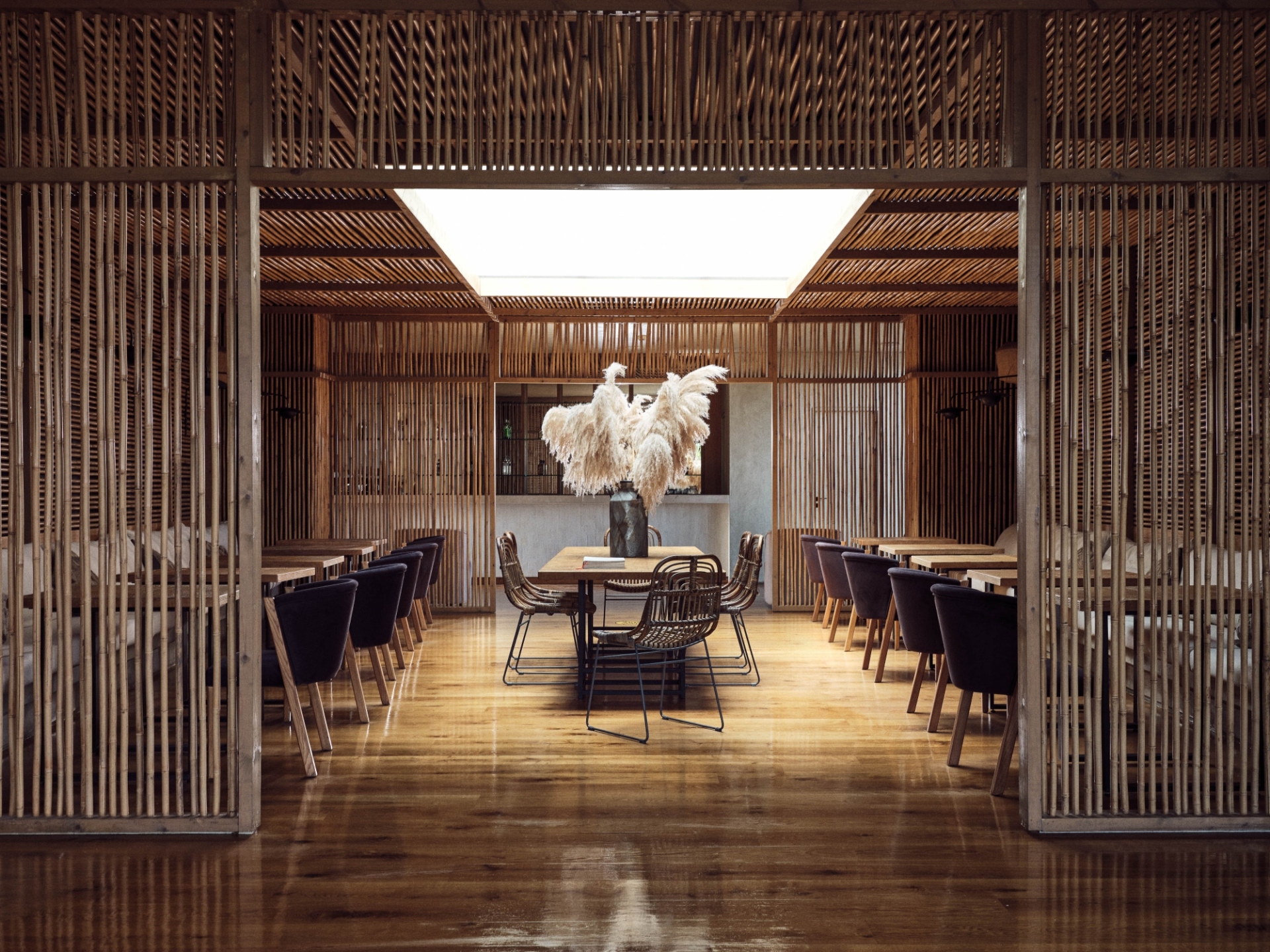 To διεθνές εστιατόριο Omikron με μπουφέ που σερβίρει πρωινό και δείπνο