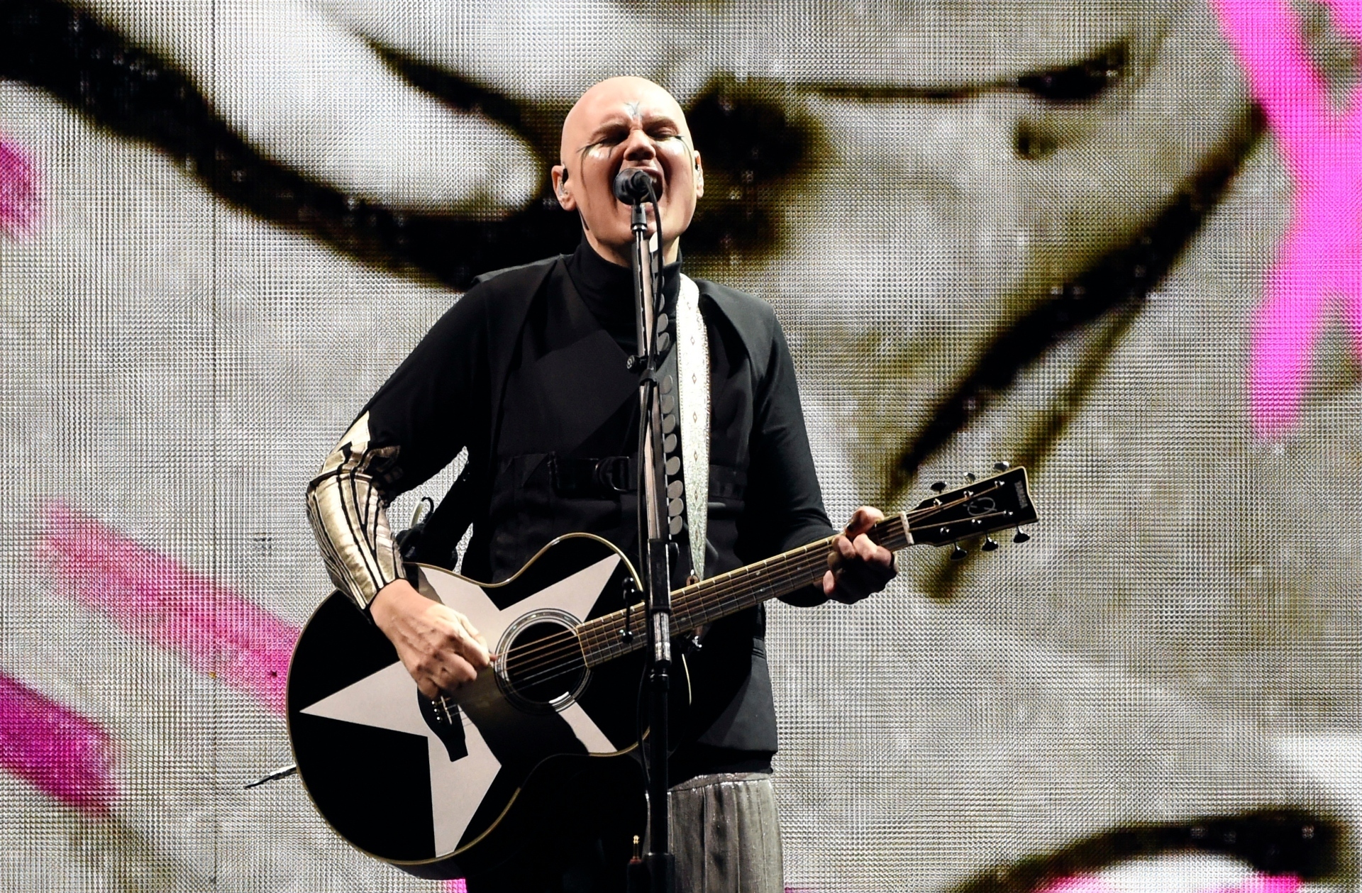 The Smashing Pumpkins: Συνέντευξη με τον Billy Corgan πριν τη συναυλία της μπάντας στο Στάδιο Ειρήνης και Φιλίας, την Τρίτη 16 Ιουλίου.