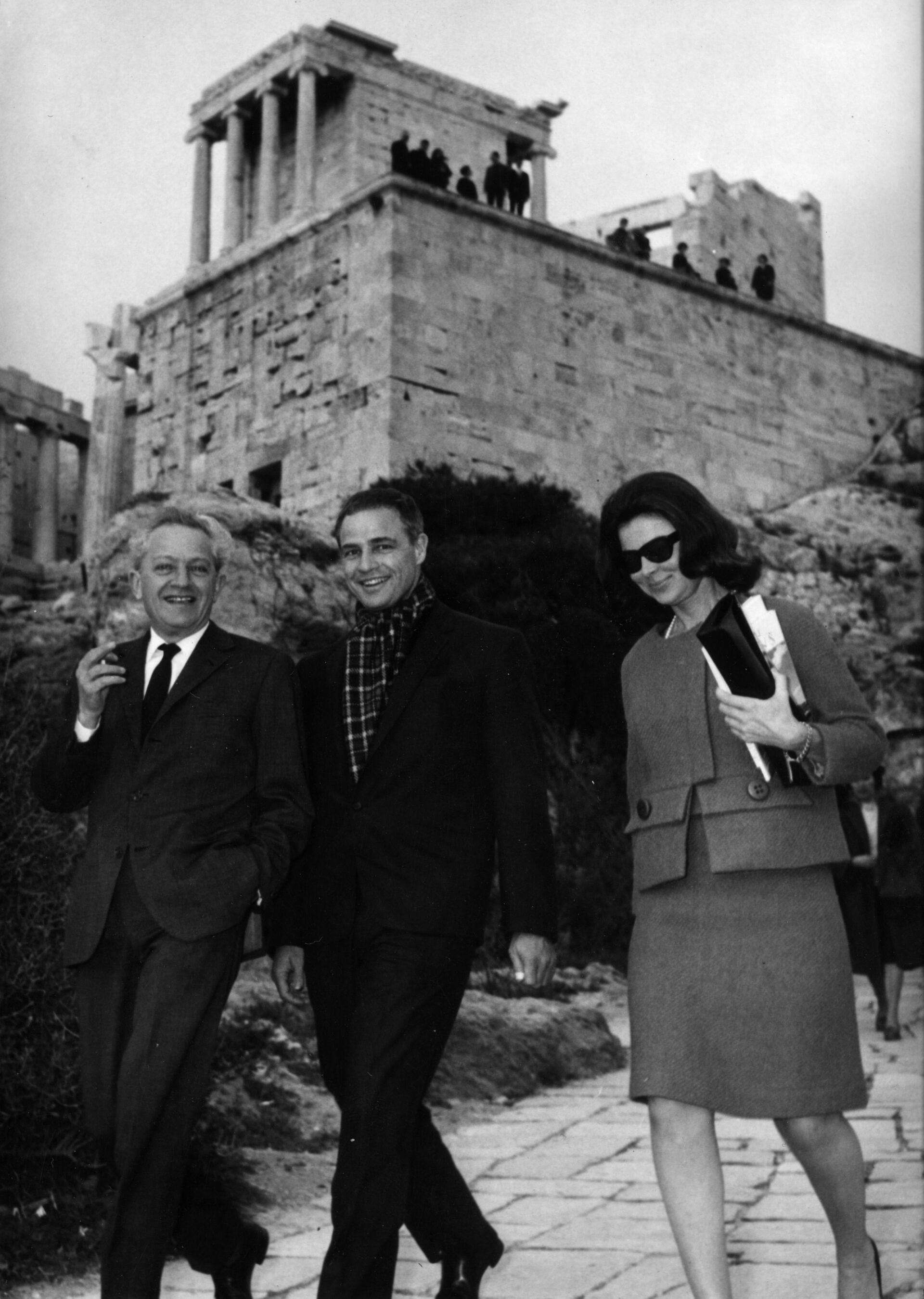 Ο Marlon Brando στην Αθήνα το 1965: Ο αμερικανός σταρ του κινηματογράφου επισκέπτεται την Ακρόπολη με τον εξόριστο τότε σκηνοθέτη του Hollywood Jules Dassin. Πίσω τους τα Προπύλαια της Ακρόπολης / (Photo by Keystone/Getty Images)