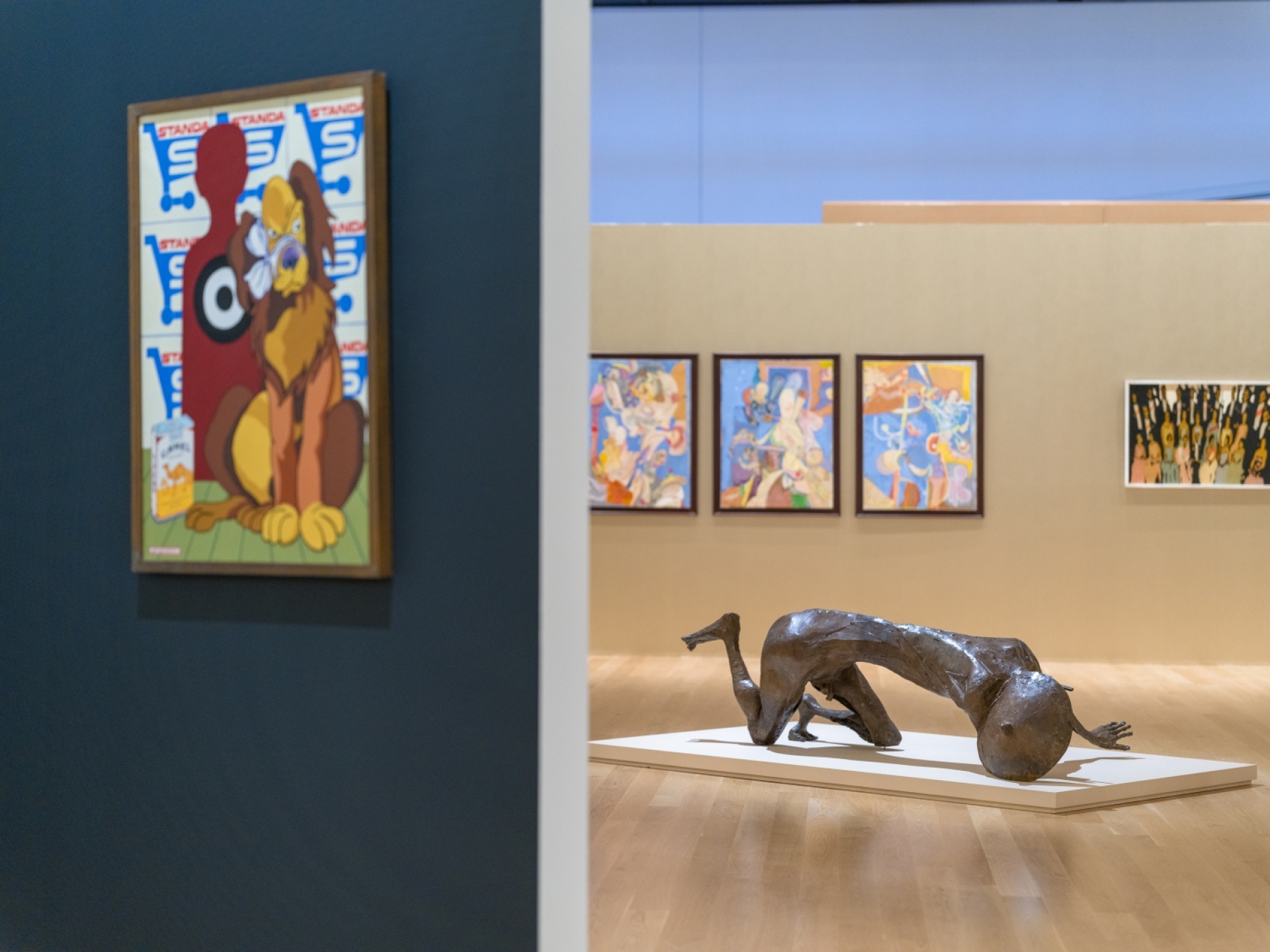 Άποψη της έκθεσης "Δημοκρατία" στην Εθνική Πινακοθήκη με το γλυπτό "Πληγωμένος οπλίτης" τους Χρήστου Καπράλου