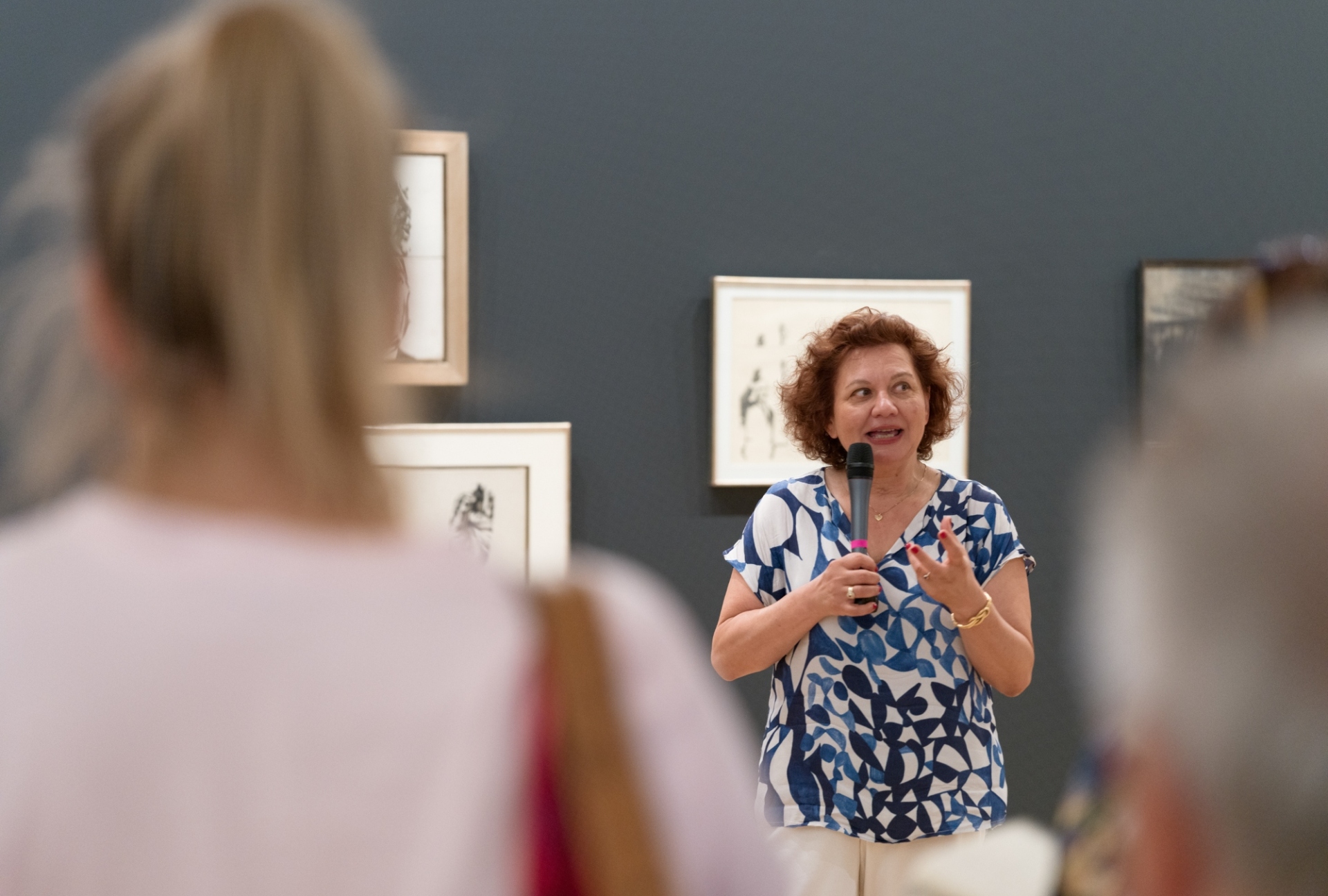 Η Συραγώ Τσιάρα μας ξεναγεί στην έκθεση "Δημοκρατία""