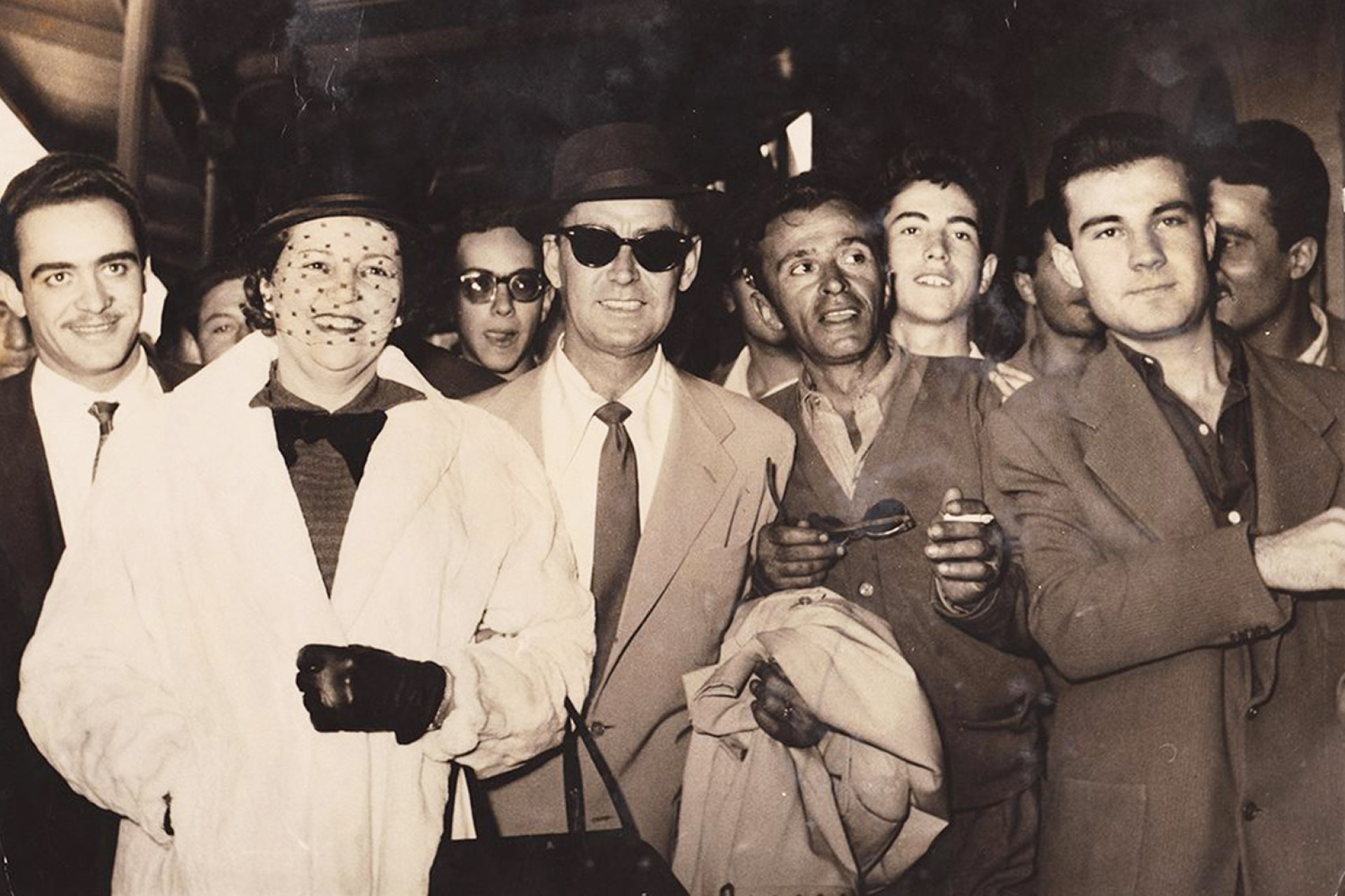 Μπροστά, ο Αλαν Λαντ, που είχε παίξει στο Παιδί και το δελφίνι, μαζί με την γυναίκα του. Πίσω, ανάμεσά τους, με τα μυωπικά γυαλιά, ο 15χρονος Γιώργος Παπαστεφάνου