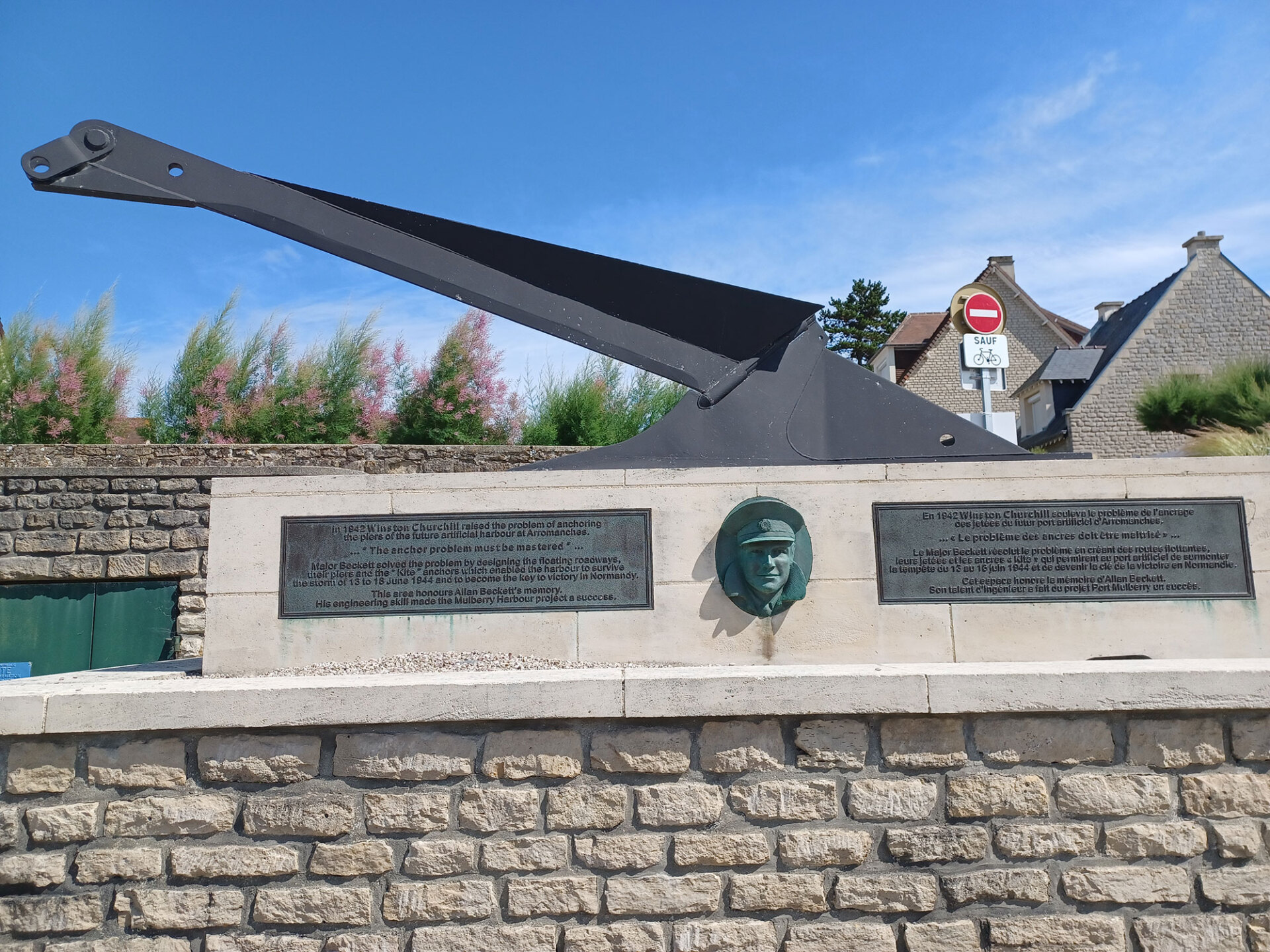 Μνημείο προς τιμήν του Βρετανού μηχανικού και Ταγματάρχη Allen Beckett που συνέλαβε και διηύθυνε την παραγωγή και κατασκευή του λυόμενου λιμανιού στην Gold Beach. 