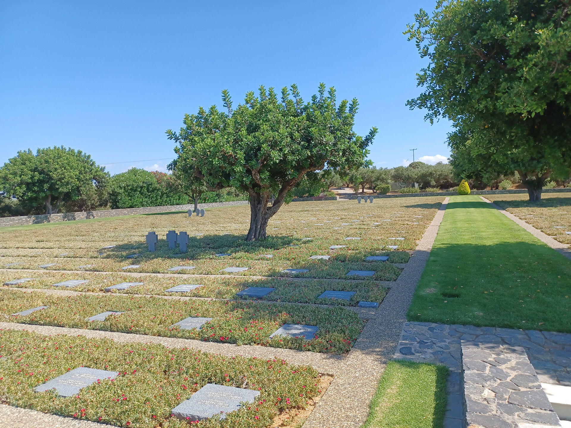 Γερμανικό Νεκροταφείο του Μάλεμε, στην Κρήτη. Εκεί βρίσκονται 4465 τάφοι γερμανών στρατιωτών που έχασαν τη ζωή τους σε διάφορα μέρη του νησιού. Το νεκροταφείο συντηρείται από γερμανικό οργανισμό που έχει σκοπό τη συντήρηση αντίστοιχων νεκροταφείων σε διάφορα μέρη του κόσμου, συμπεριλαμβανομένου αυτού που βρίσκεται στη Νορμανδία.