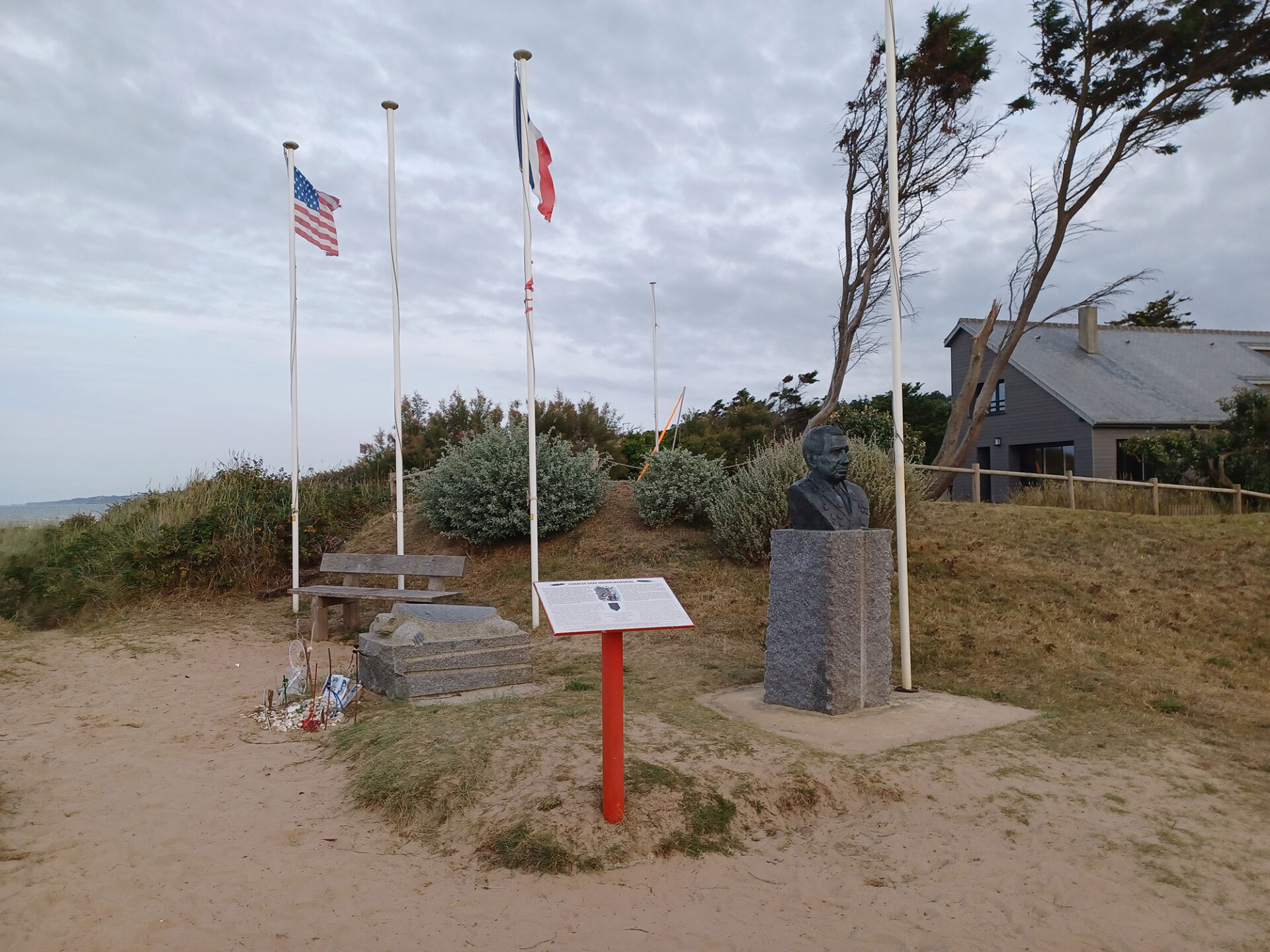 Μνημείο στην παραλία Όμαχα προς τιμήν των 500 Ινδιάνων των ΗΠΑ και του Καναδά που συμμετείχαν στην απόβαση στη Νορμανδία.