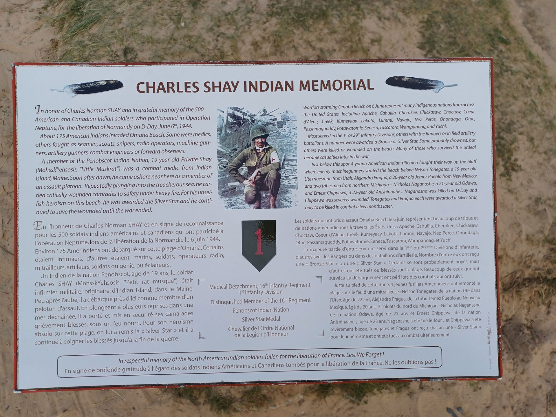 Μνημείο στην παραλία Όμαχα προς τιμήν των 500 Ινδιάνων των ΗΠΑ και του Καναδά που συμμετείχαν στην απόβαση στη Νορμανδία.