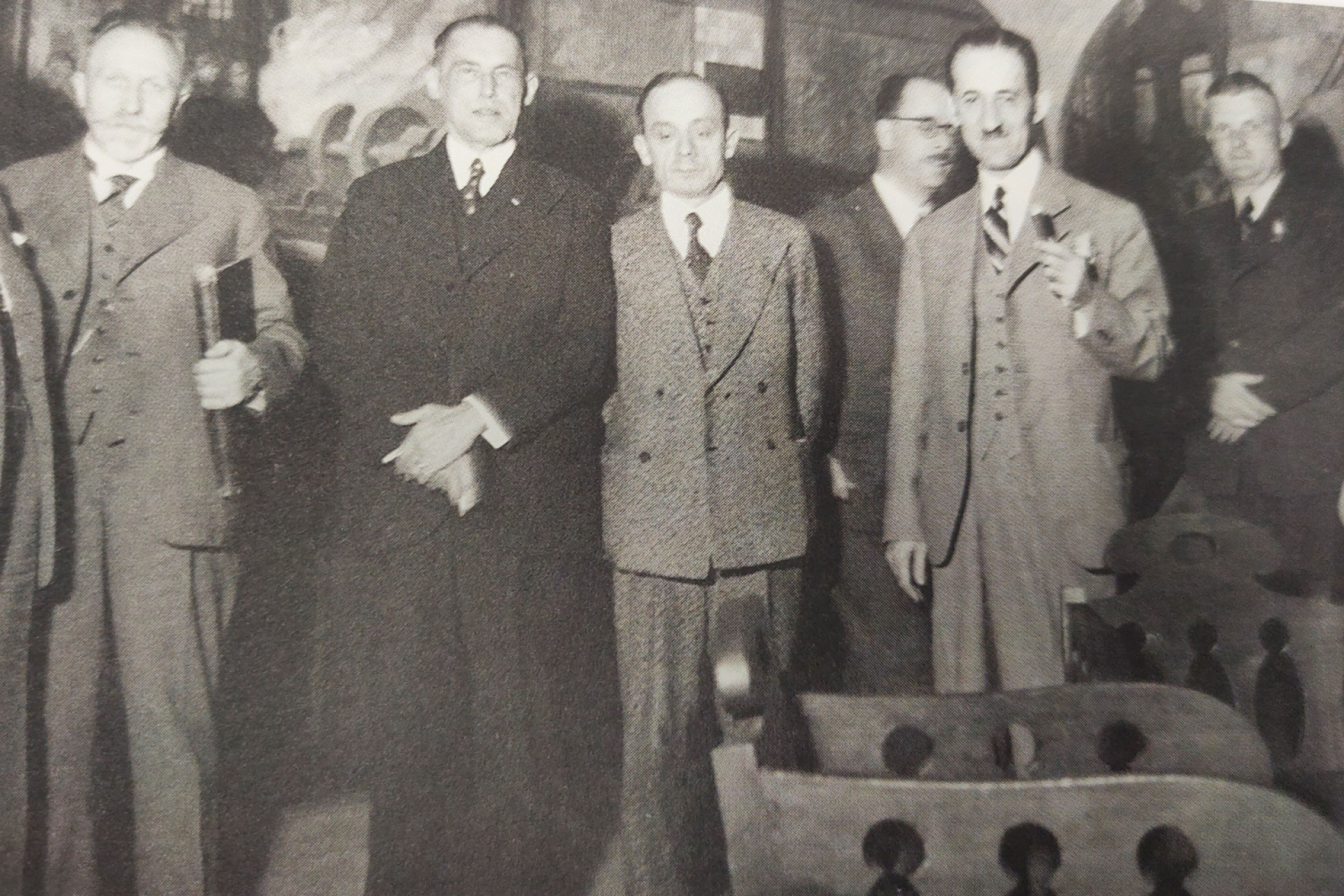 1936, Υμηττός. Ο γενικός διευθυντής της Rheinmetal Λούθερ, ο Μποδοσάκης και οι γενικοί διευθυντές Γεώργιος και Ανδρέας Λογοθέτης του εργοστασίου στο Καλυκοποιείο ξεναγούν τον Γερμανό βιομήχανο