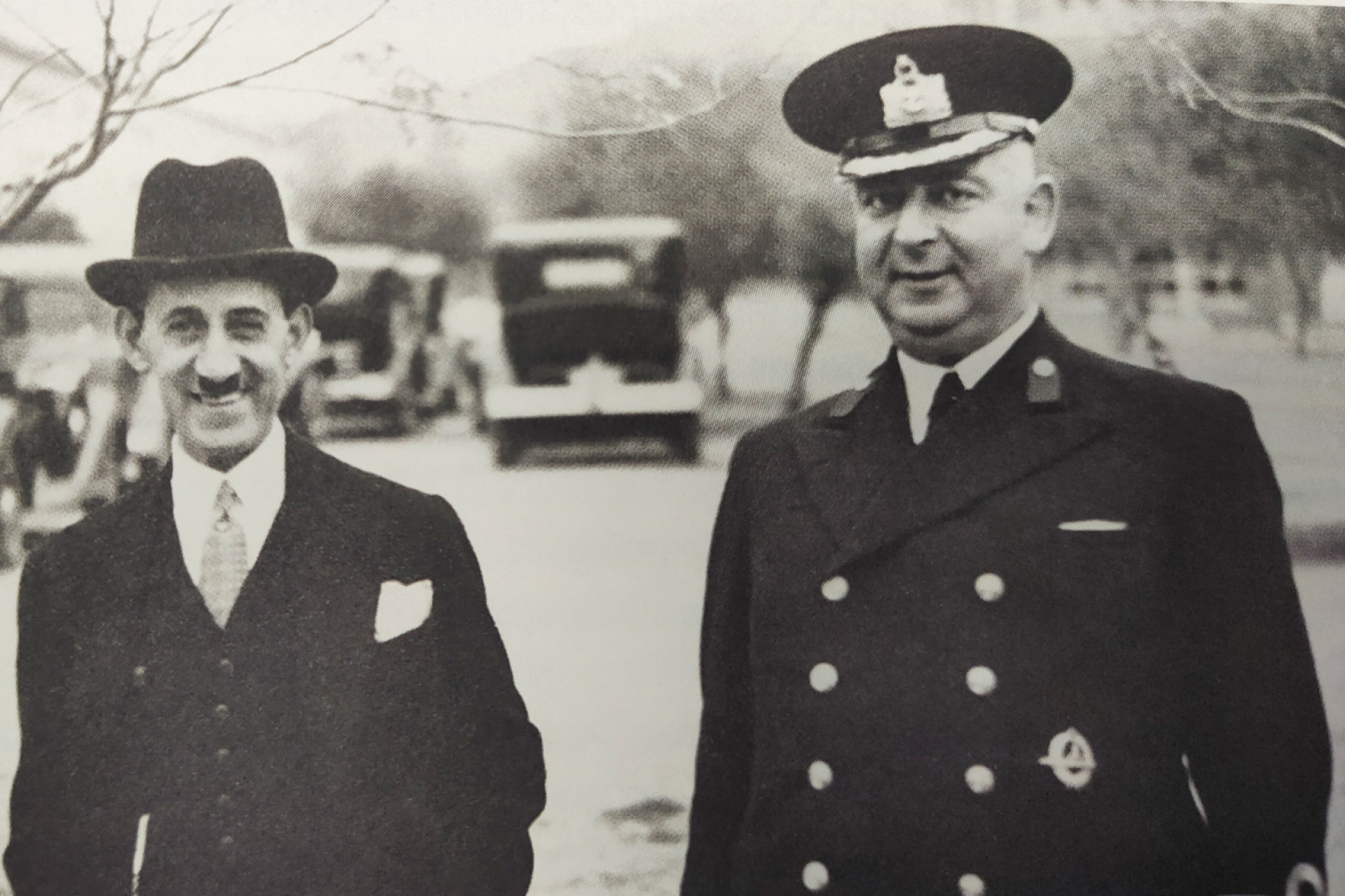 1938, Ο αρχηγός του τουρκικού πολεμικού ναυτικού με τον Μποδοσάκη, κατά την επίσκεψη του στο Καλυκοποιείο