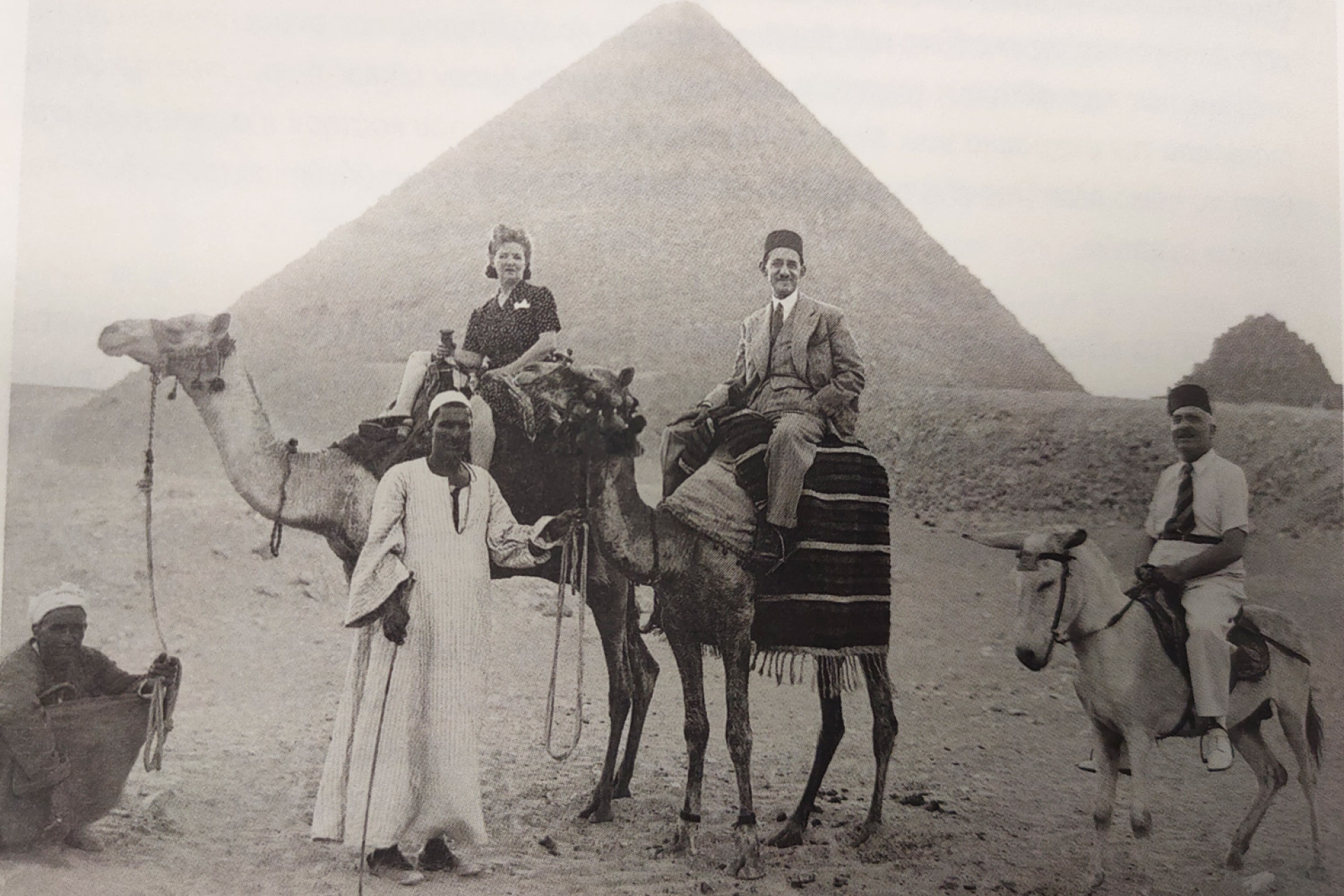 Κατά την παραμονή του στο Κάιρο ο Μποδοσάκης και η σύζυγός του επισκέφθηκαν τις Πυραμίδες