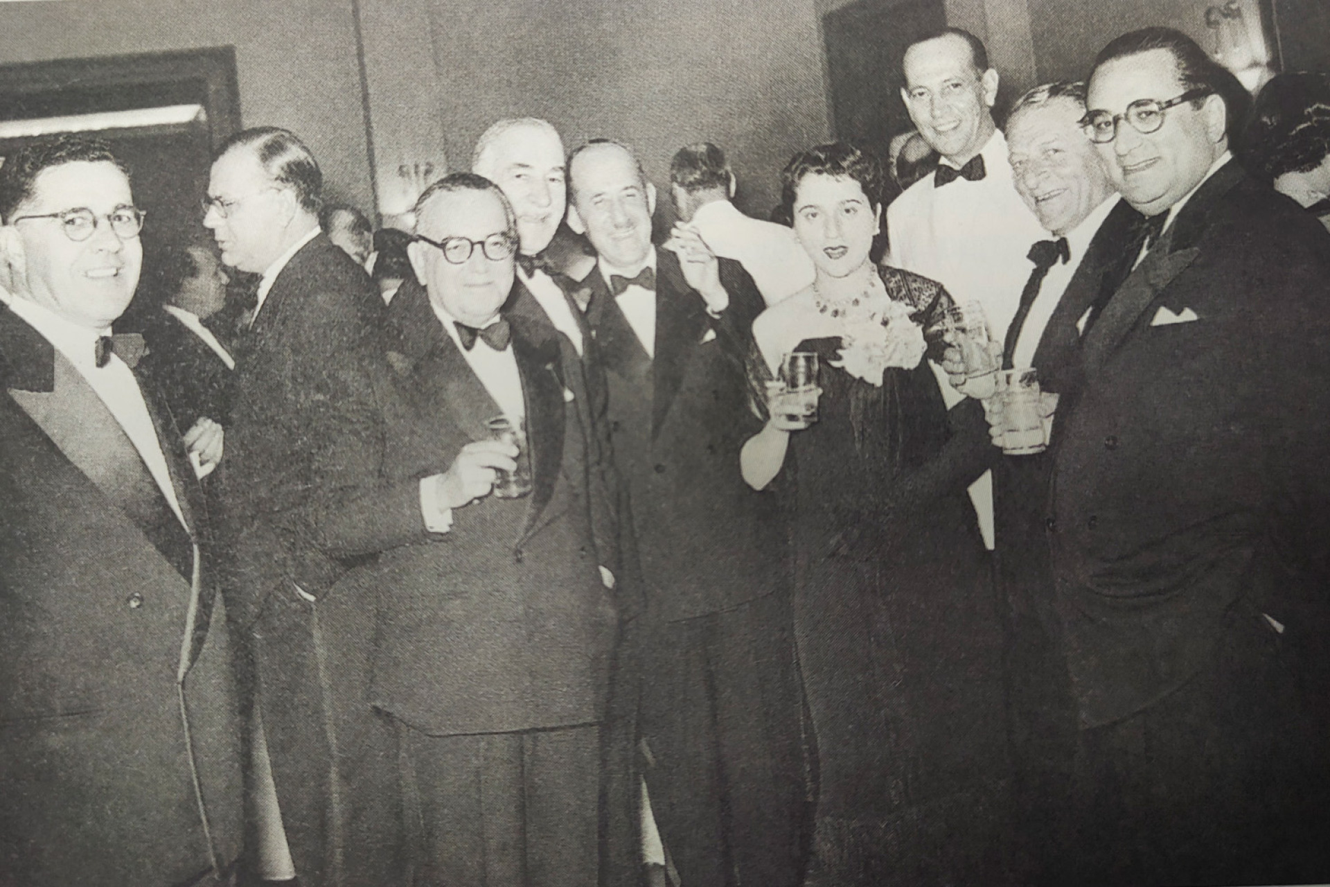 1952, Στην δεξίωση που οργάνωσέ η ελληνική κυβέρνηση προς τιμήν του Προέδρου της Τουρκίας Τζελαλ Μπαγιάρ, στο ξενοδοχείο «Μεγάλη Βρετανία»