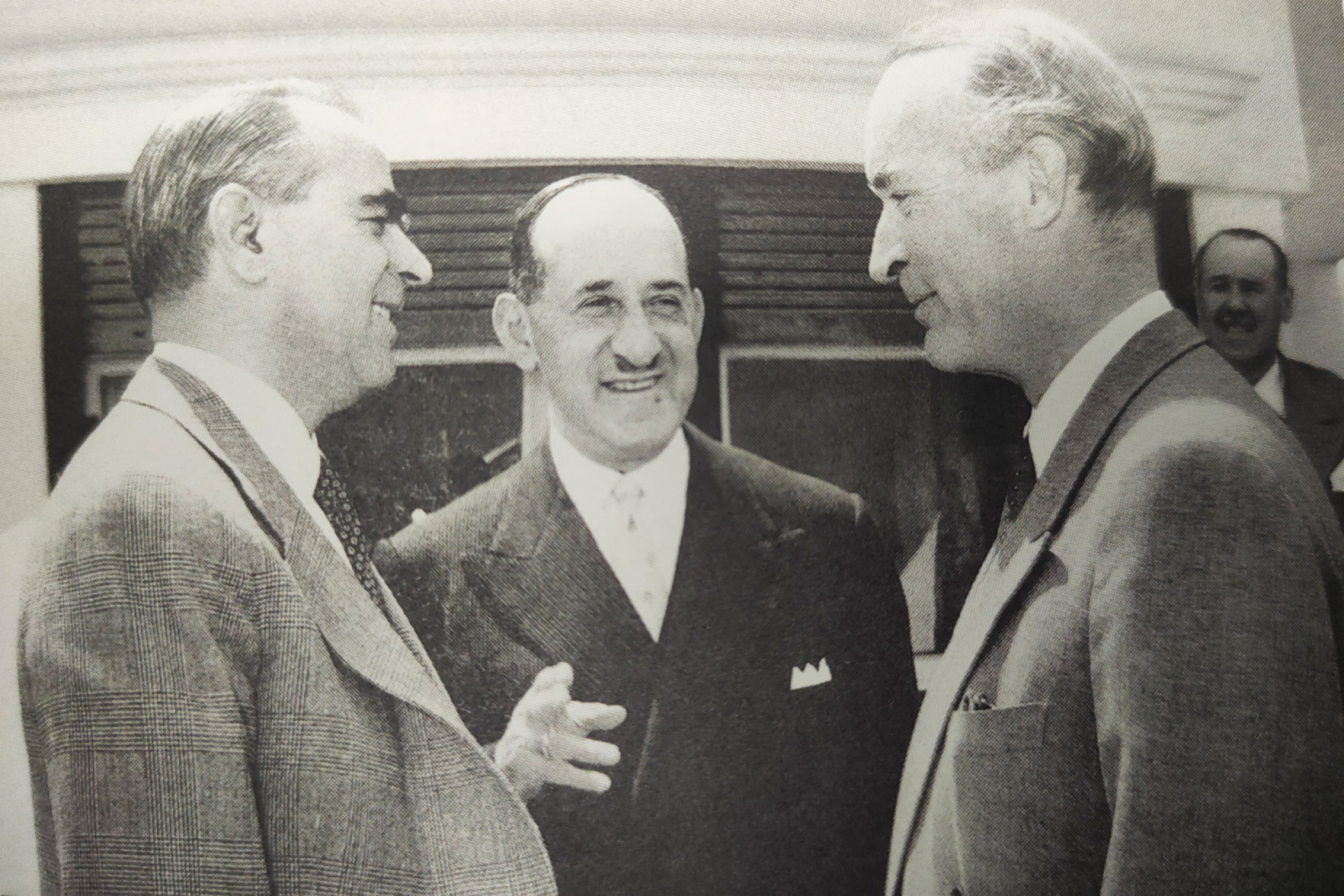 Αθήνα 1957, Ο Μποδοσάκης με τον Κωνσταντίνο Καραμανλή και τον Γερμανό βιομήχανο Krupp