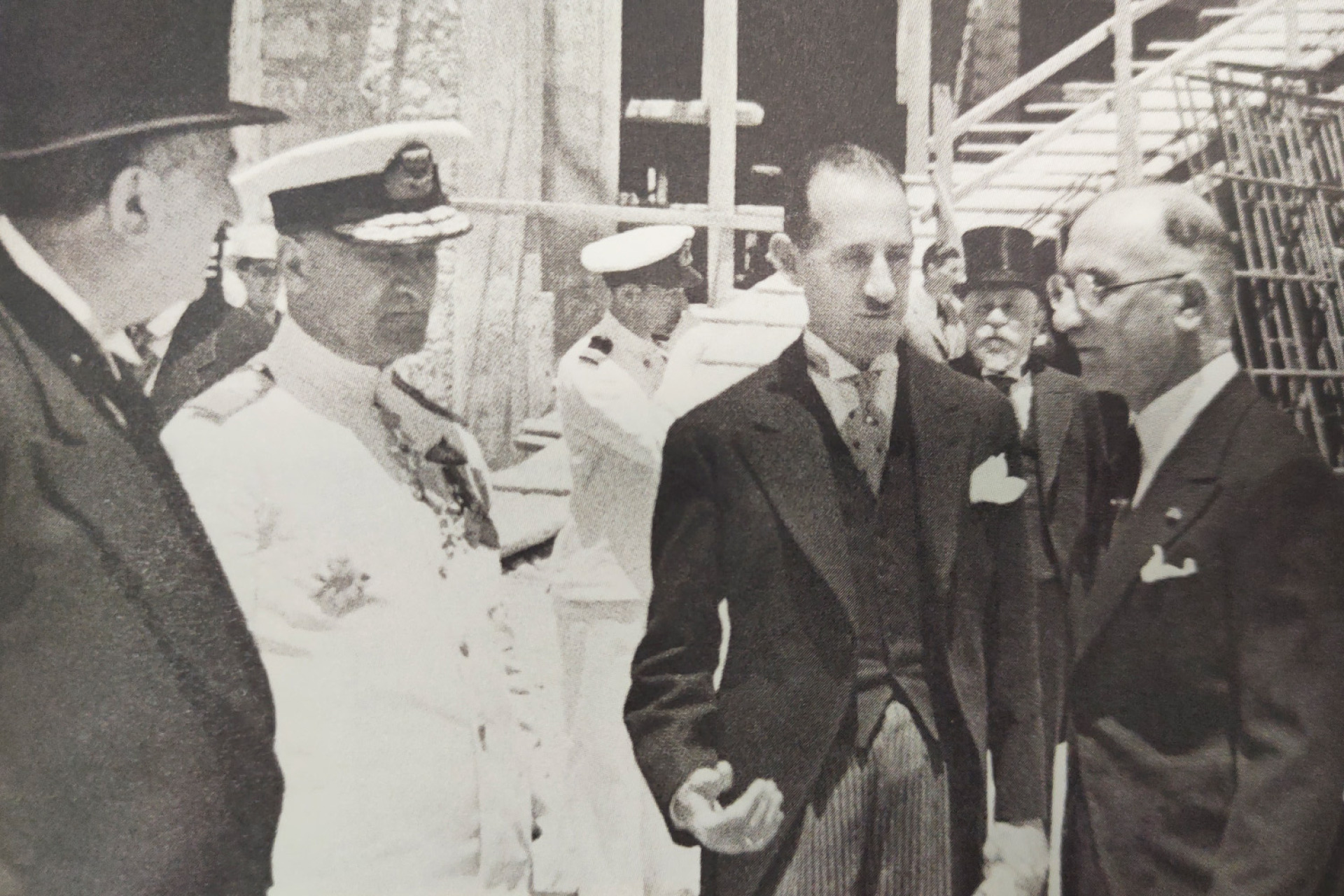 1937, Ο Μποδοσάκης με τον υπουργό Στρατιωτικών Νικόλαο Παπαδήμα στα εγκαίνια του Οβιδουργείου στον Καρέα