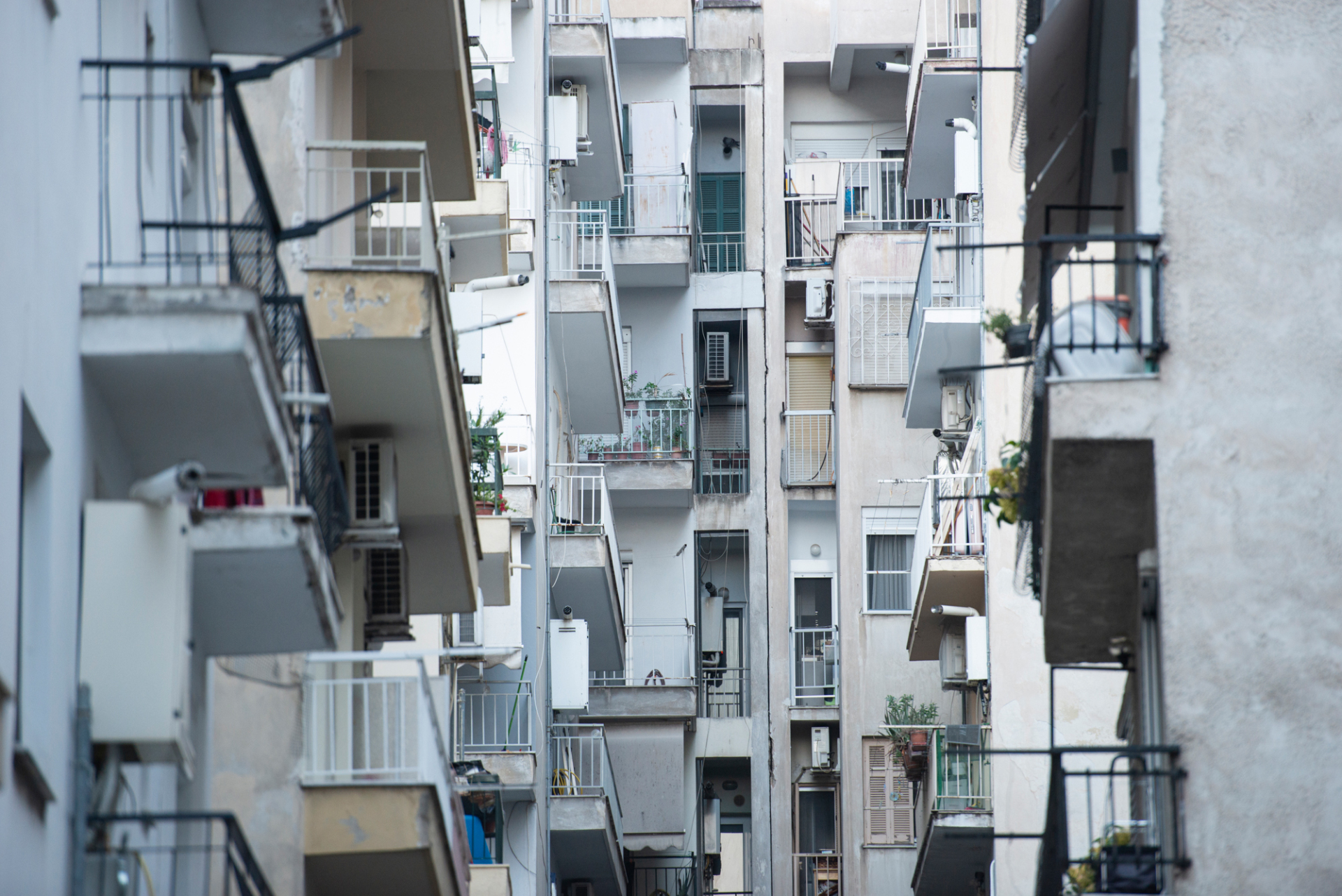 Δημήτρης Μουγκός: Συνέντευξη με τον φωτογράφο για την έκθεση «Κάνα δυο φωτογραφίες» στο Cinobo Όπερα