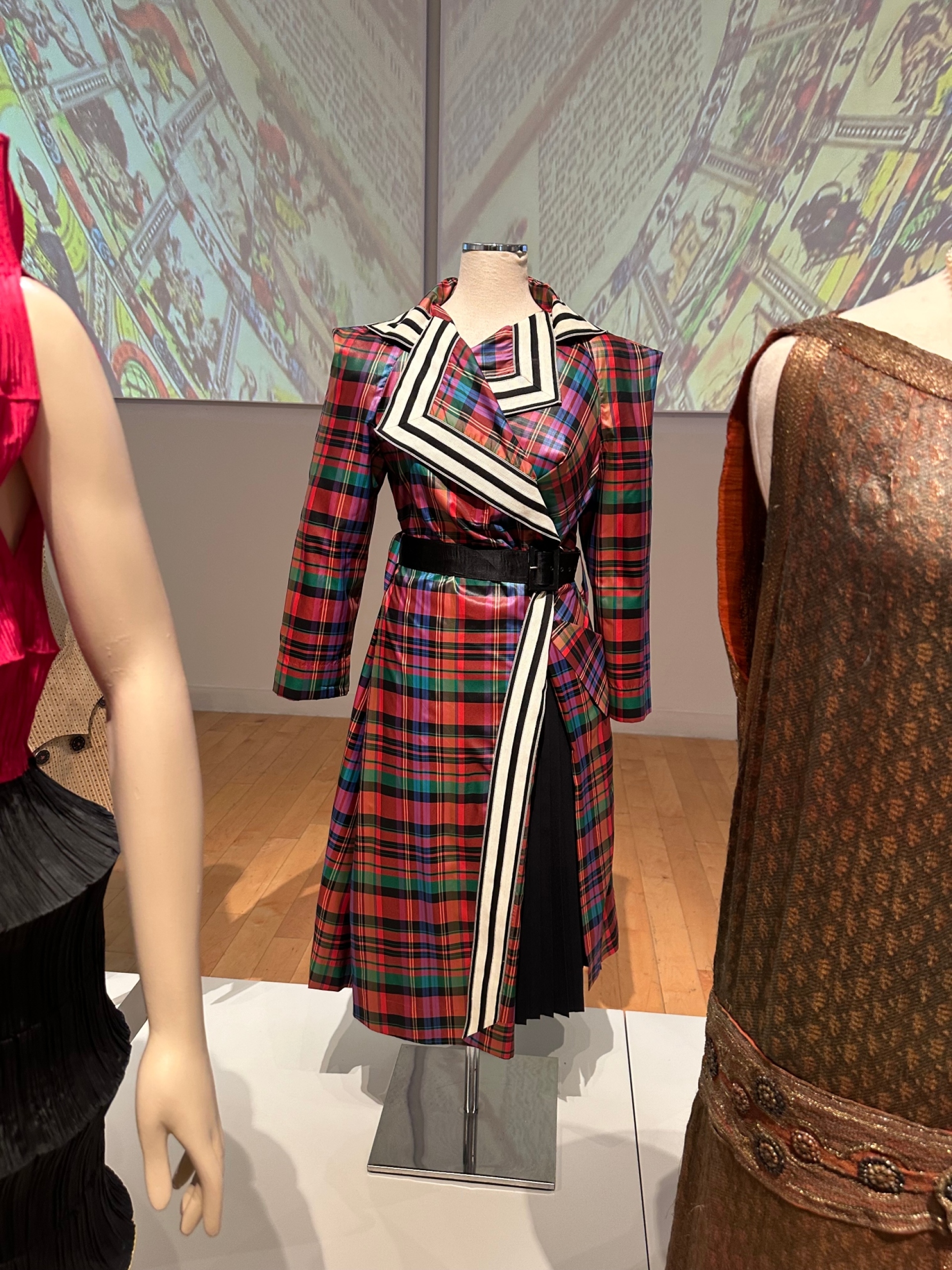 Tο πολύχρωμο Tartan φόρεμα με υπογραφή Vivienne Westwood