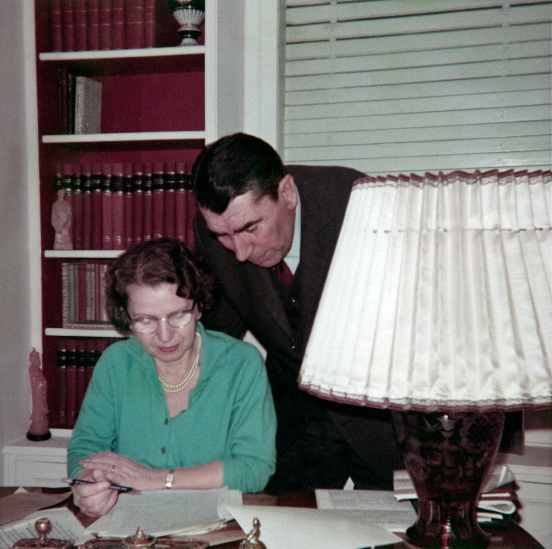 Η Αντιγόνη Μεταξά με τον σύζυγό της, τον ραδιοσκηνοθέτη Κώστα Κροντηρά, με τον οποίο συνεργαζόταν για τα βιβλία της όλη της ζωή