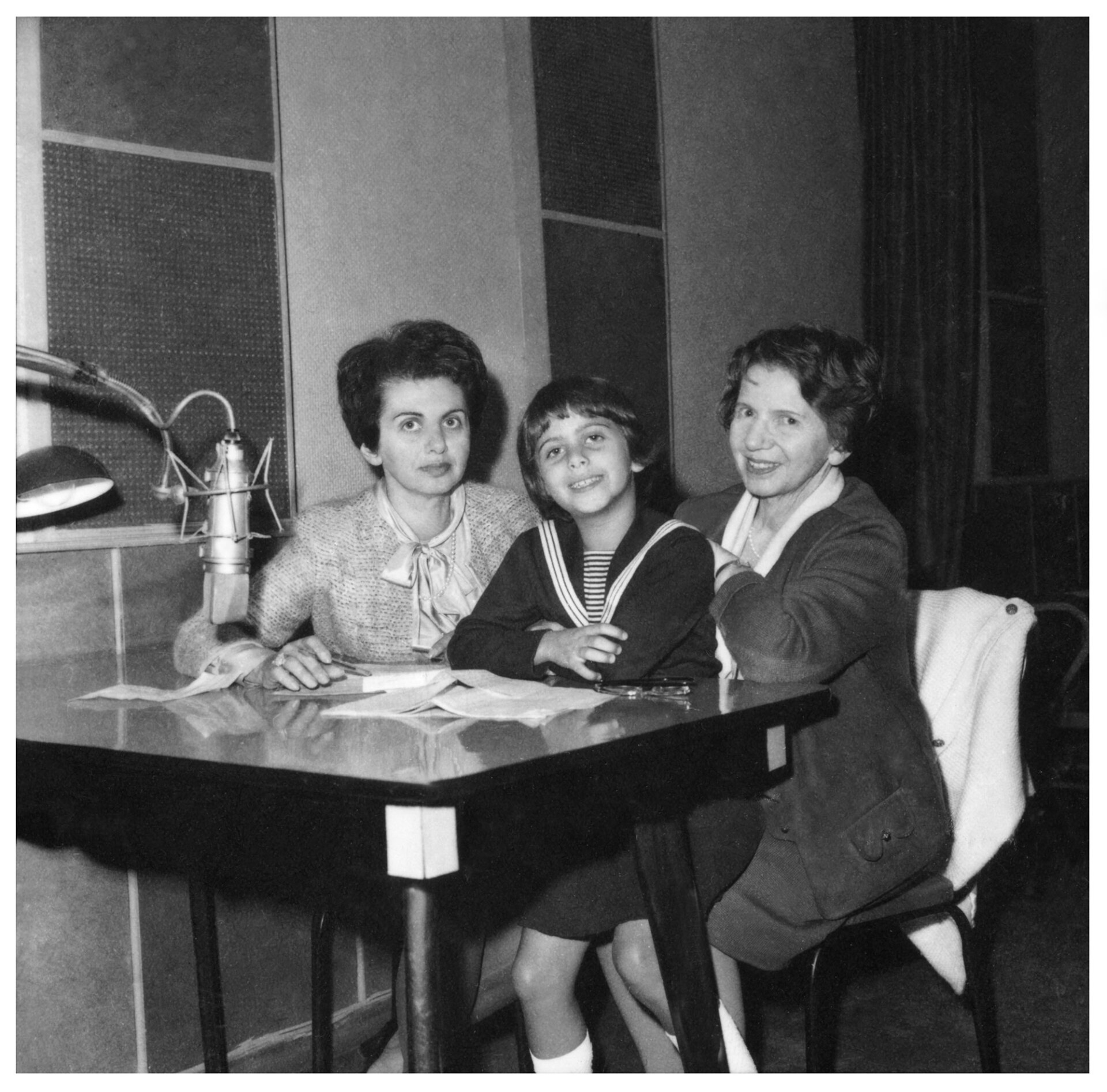 Η Αντιγόνη Μεταξά με την κόρη της Λήδα Κροντηρά και την εγγονή της Μαρία Ηλιού σε ραδιοφωνική εκπομπή στο ΕΙΡ