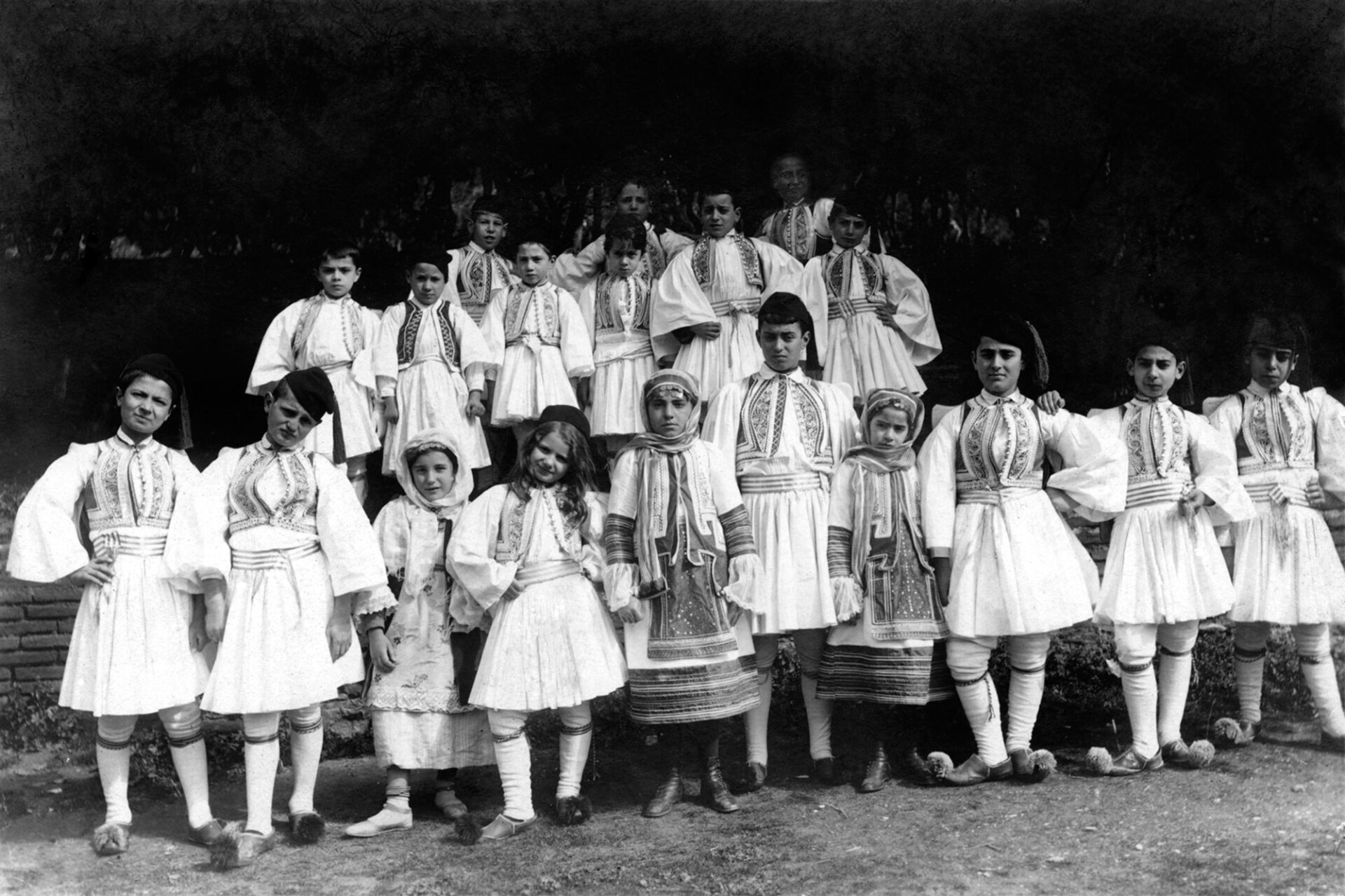 Η Αντιγόνη Μεταξά 6 ετών σε γιορτή της σχολής Μεταξά ντυμένη τσολιάς (4η από τα αριστερά)