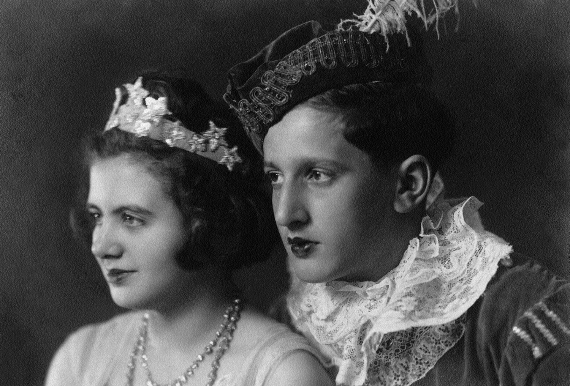 Το θέατρο του παιδιού της Αντιγόνης Μεταξά. Αριστερά η κόρη της, Λήδα