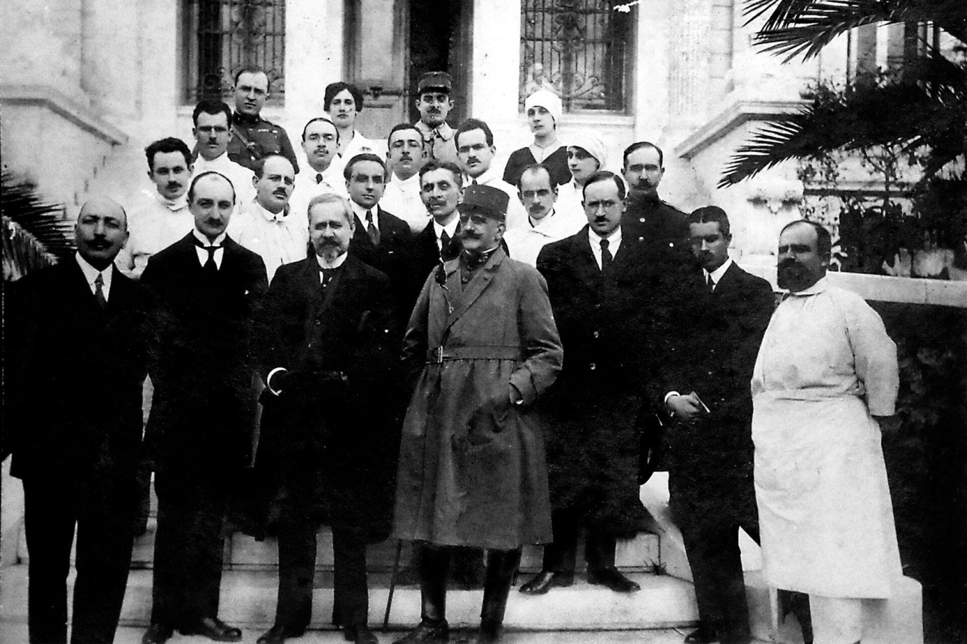 1920, Η Γαλλική αποστολή ίδρυσης του Ελληνικού Ινστιτούτου Παστέρ στην Αθήνα μπροστά από την είσοδο του Γαλλικού Νοσοκομείου. Διακρίνονται οι George Abt, Albert Calmette, Odillon Arnaud, George Blanc