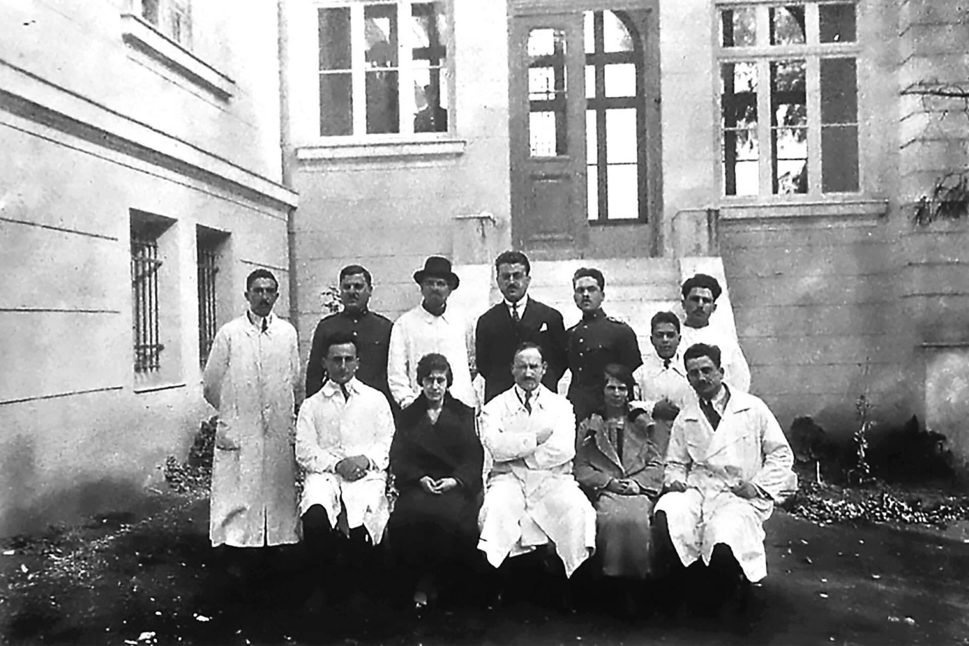 1923, Η πρώτη φωτογραφία του προσωπικού. Καθιστός στο κέντρο ο διευθυντής George Blanc, αριστερά του η λογίστρια Πασχάλη (Αγγασιάν), δεξιά του η γραμματέας Πατρικίου. Καθιστός δεξιά ο ιατρός Ιωάννης Καμινόπετρος, και αριστερά ο κτηνίατρος Κωνσταντίνος Μελανίδης. Όρθιοι από αριστερά ο παρασκευαστής Ανδρέας Γεωργαλάς, ένας στρατιωτικός ιατρός, ο ιατρός N. Malachkin, ένας κύριος αγνώστων στοιχείων, έτερος στρατιωτικός ιατρός και δύο βοηθοί που δεν έχουν ταυτοποιηθεί ακόμα