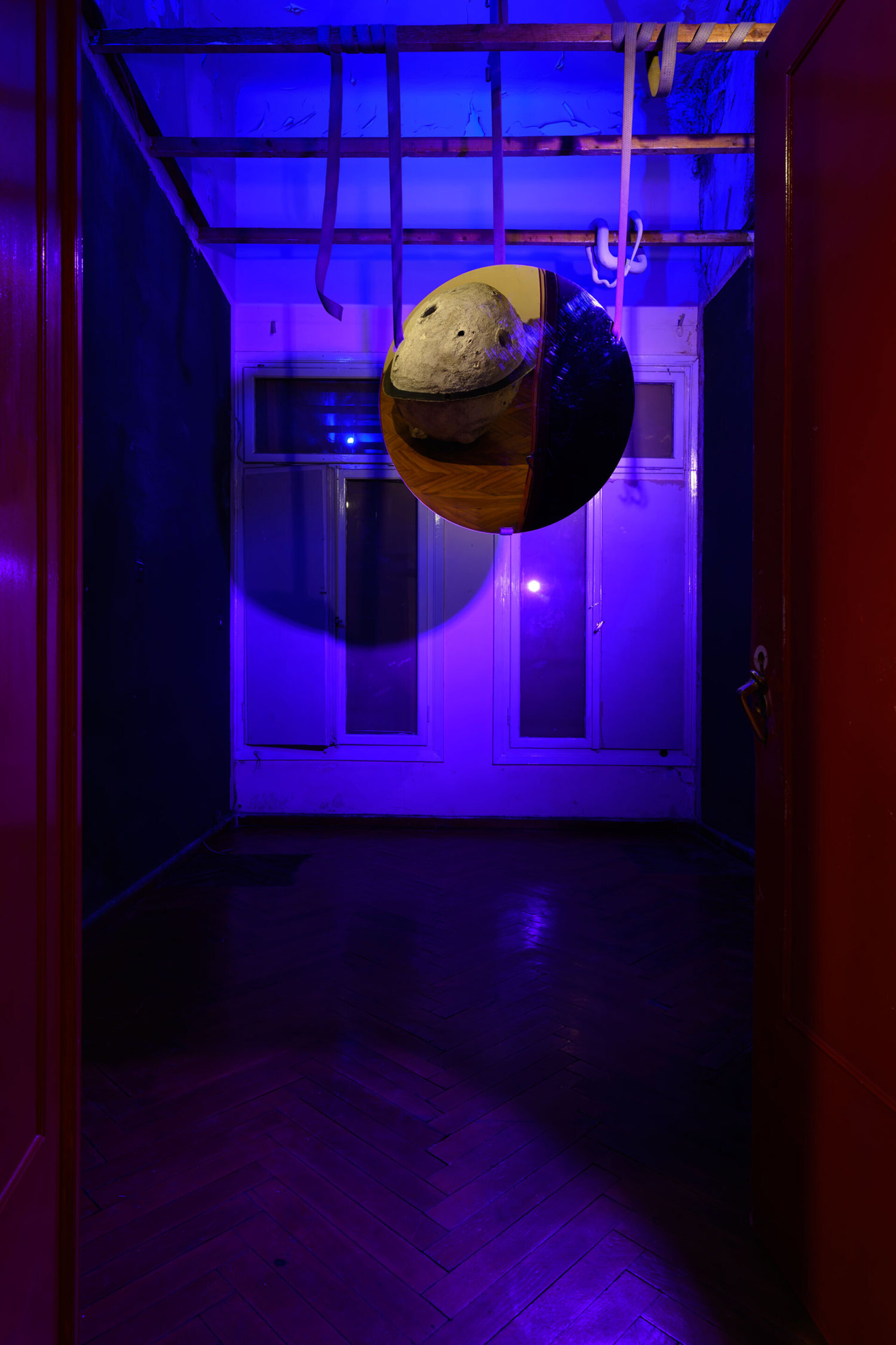 Λυδία Ανδριώτη, Beyond (2024), τσιμέντο, οικοδομικά υλικά, καθρέφτης, ήχος, διαστάσεις μεταβλητές © Χρίστος Σιμάτος