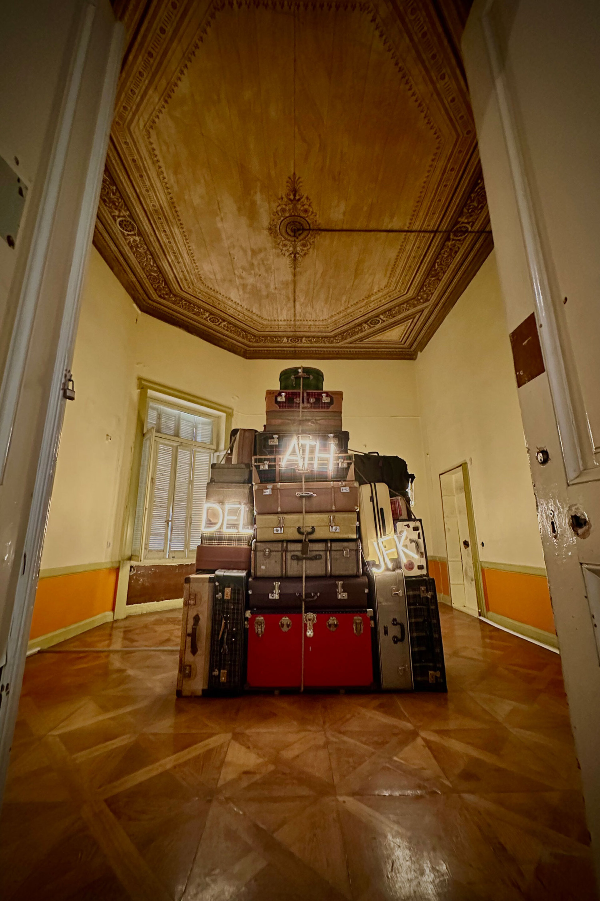 Κλαίρη Τσαλουχίδου - Χατζημηνά, Check in (2024) ευρεθείσες βαλίτσες, σχοινί, φώτα led, διαστάσεις μεταβλητές © Χρίστος Σιμάτος