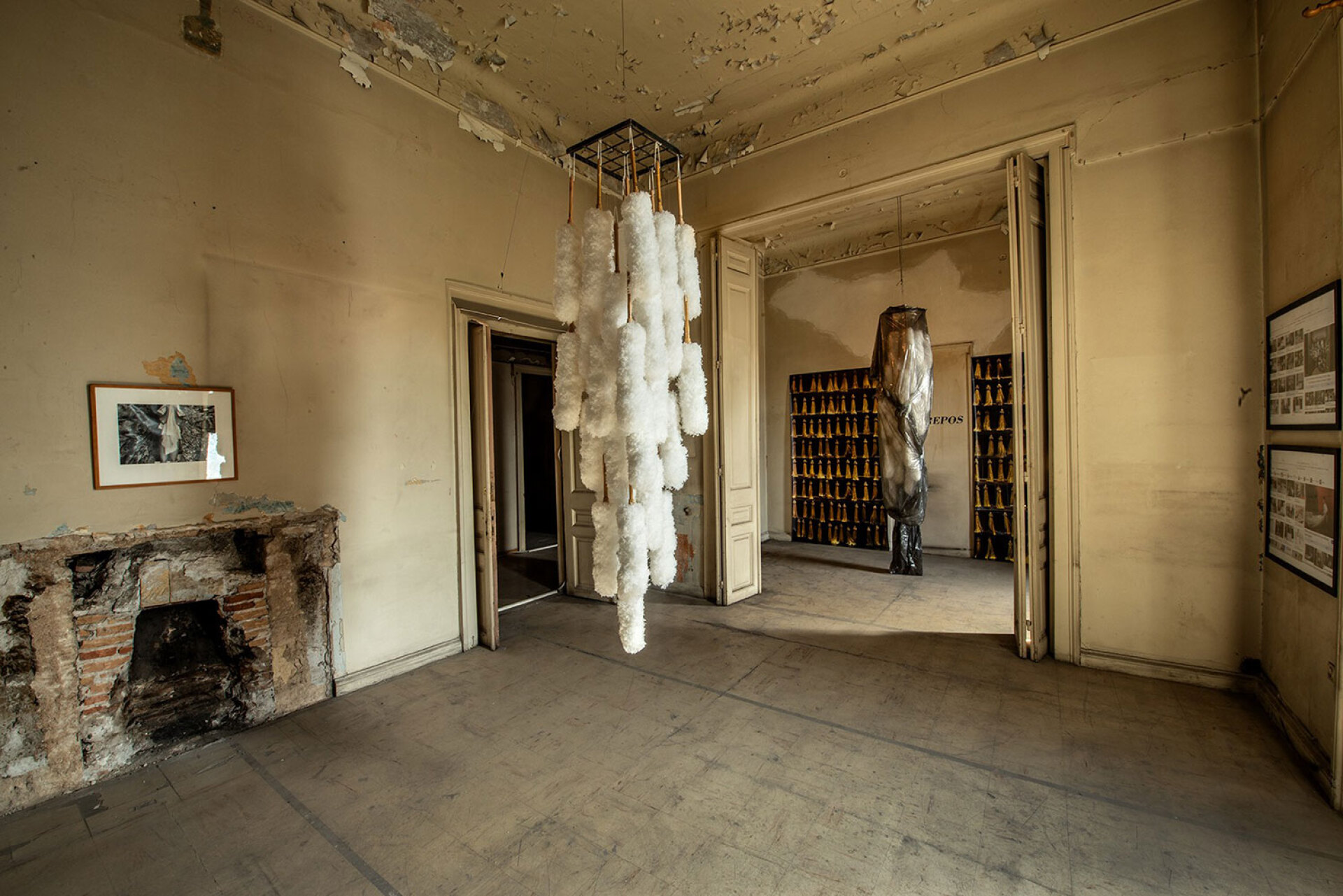 Μανώλης Μπαμπούσης, Mon Repos - H ξεκούρασή μου (2024), έγχρωμες φωτογραφίες inject prints, επιτοίχια επιγραφή stencil, αργυροτυπία, ξεσκονίστρες με ξύλο και πούπουλα, διαστάσεις μεταβλητές © Μανώλης Μπαμπούσης