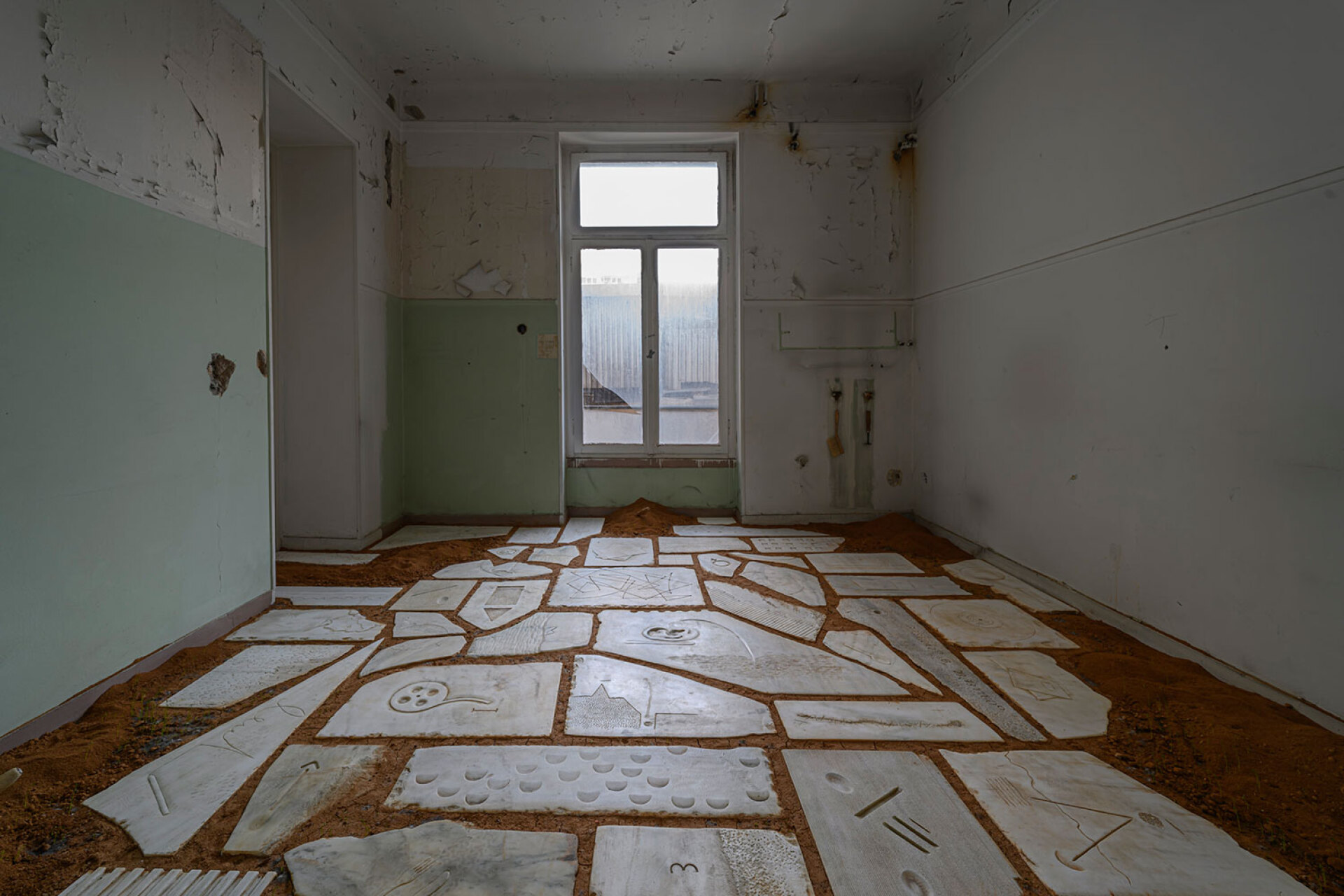 Γιώργος Κοντονικολάου, Πέρασμα (2024) μάρμαρο, χώμα, διαστάσεις μεταβλητές © Χρίστος Σιμάτος