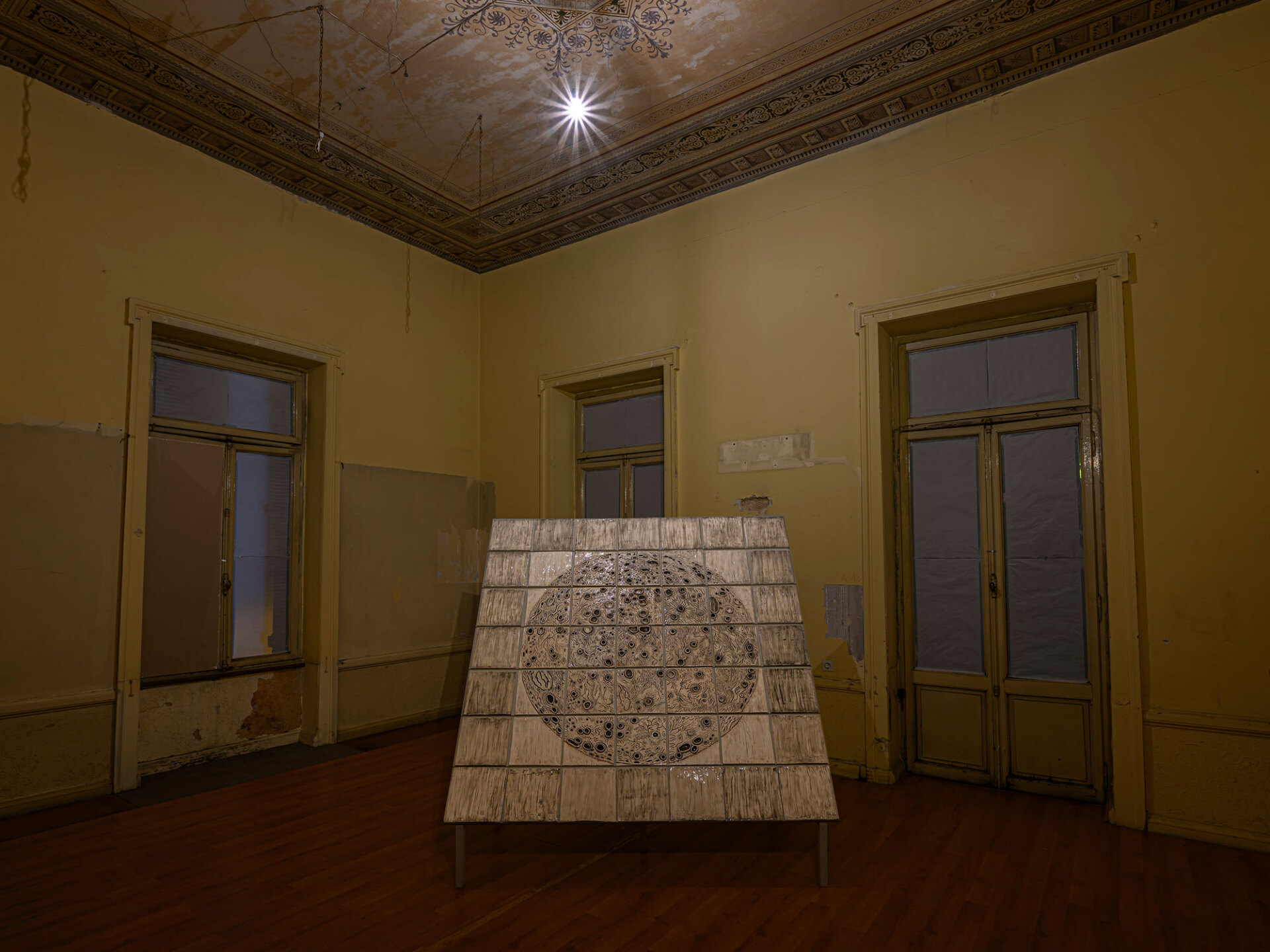 Λία Πέτρου, Supermoon (2024) κεραμικά, διαστάσεις μεταβλητές © Χρίστος Σιμάτος