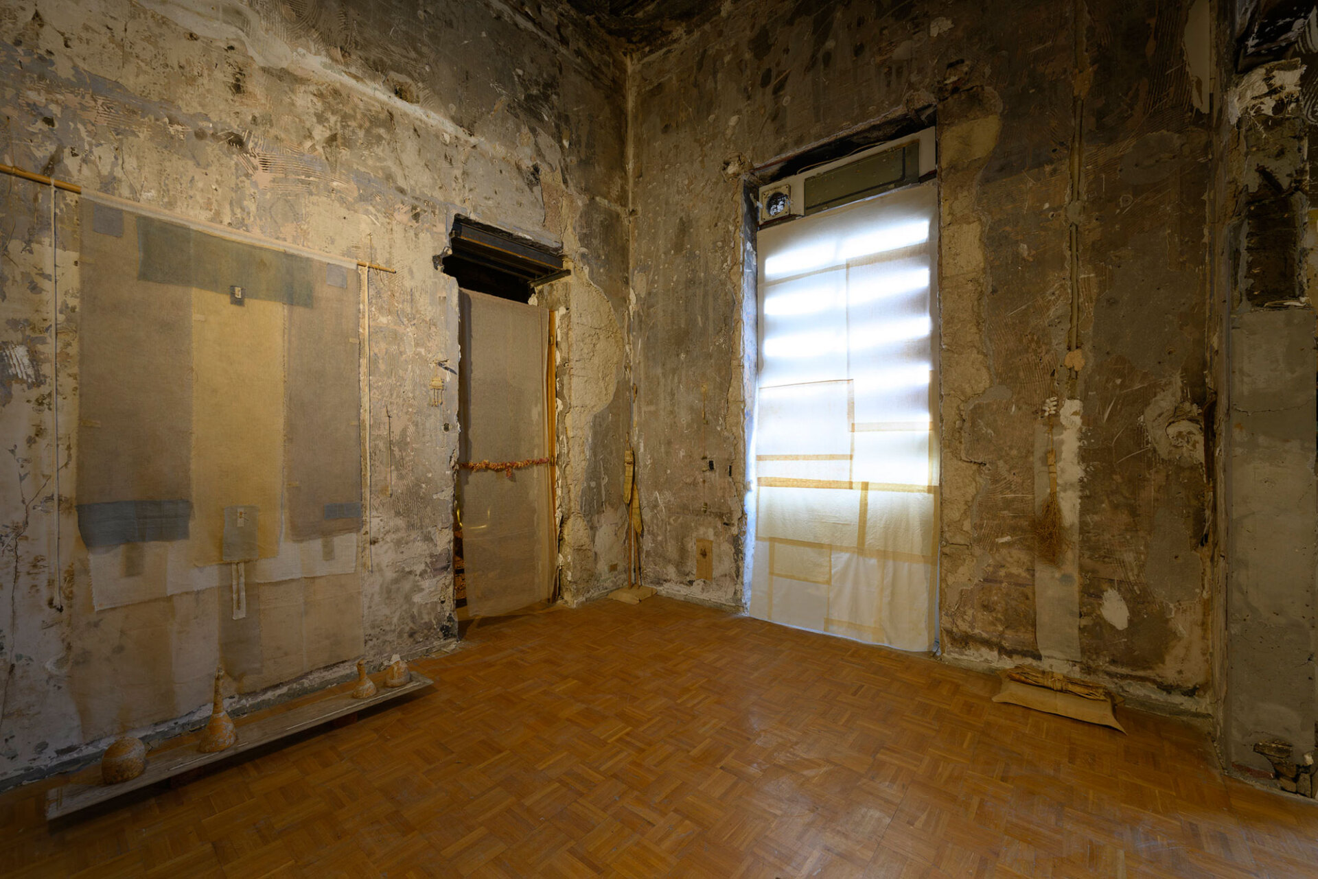 Ειρήνη Γκόνου, Ενατένιση (2024), γάζα από βαμβάκι επεξεργασμένη με φυτικές βαφές, σπάγγος λινός, καλάμι, φλοιός μπανάνας, αποξηραμένα τμήματα φυτών, διαστάσεις μεταβλητές © Χρίστος Σιμάτος