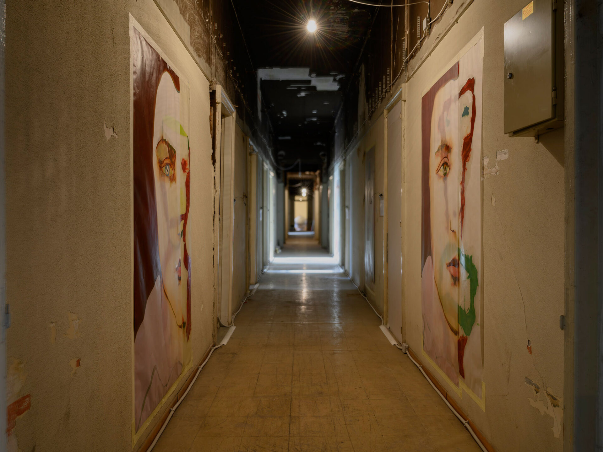 Jesse Leroy Smith, The Predecessors (2024), λάδι σε χαρτί και κολλάζ, διαστάσεις μεταβλητές © Χρίστος Σιμάτος