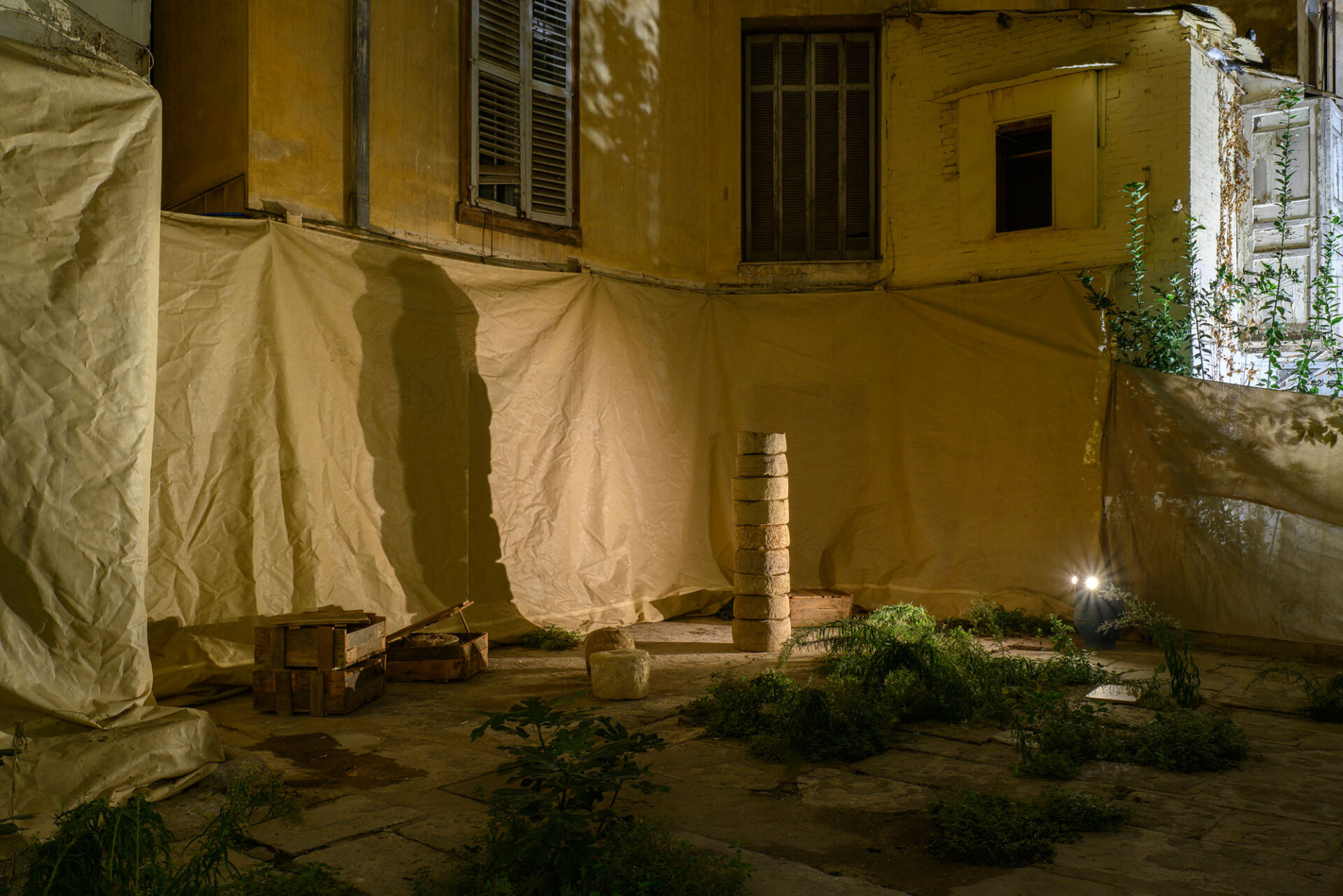 Εύη Σαββαΐδη, Αρχαιολατρία (2024), πέτρα, χώμα, ξύλο, άχυρο, διαστάσεις μεταβλητές © Χρίστος Σιμάτος