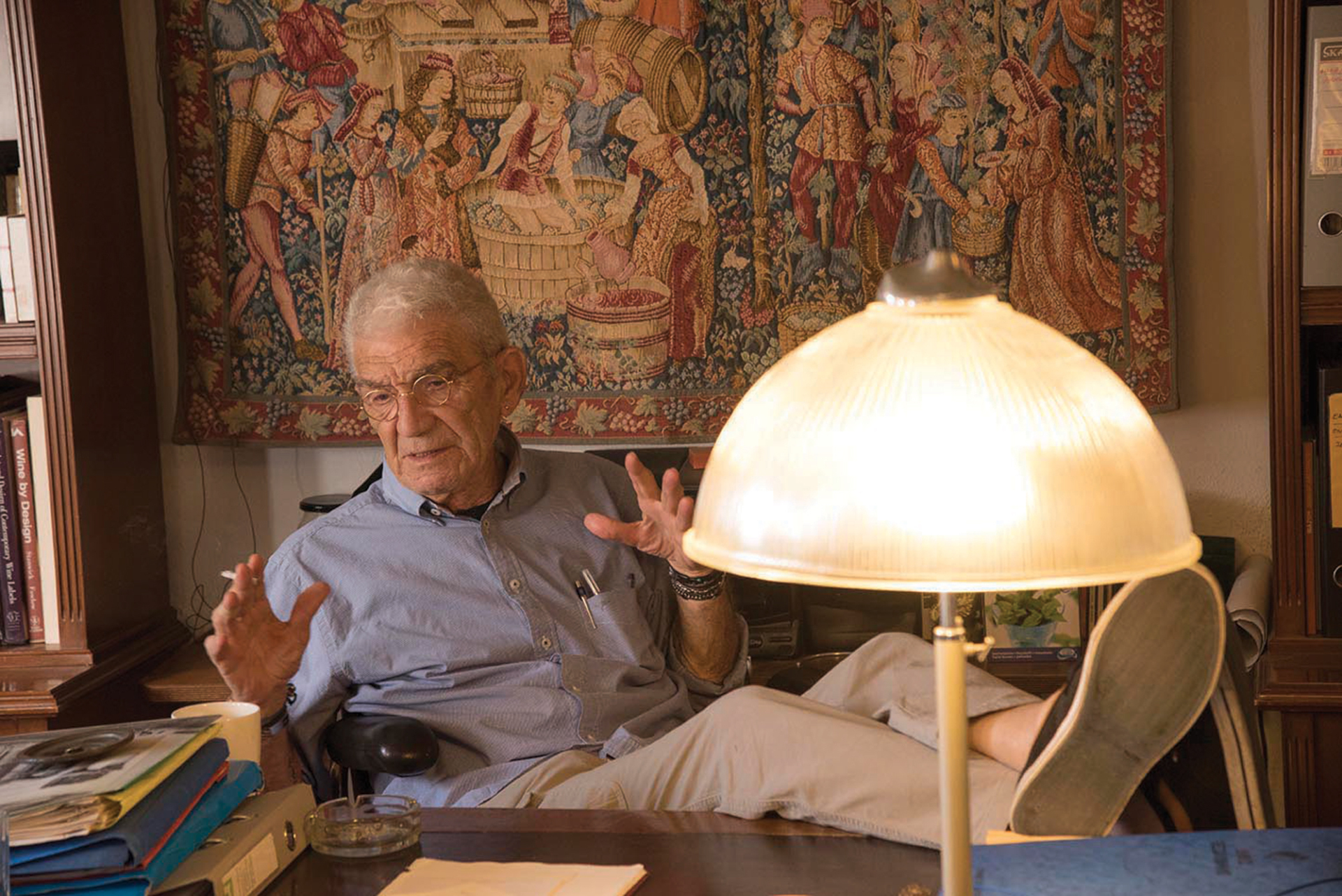 Ο Γιάννης Μπουτάρης στο γραφείο του στο κτήμα της Κυρ-Γιάννη στο Γιαννακοχώρι © Βαγγέλης Τσιάμης