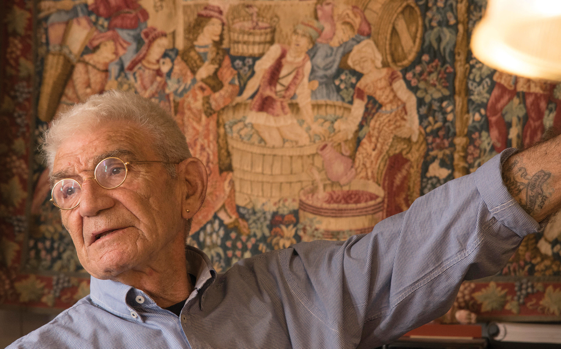 Ο Γιάννης Μπουτάρης στο γραφείο του στο κτήμα της Κυρ-Γιάννη στο Γιαννακοχώρι 