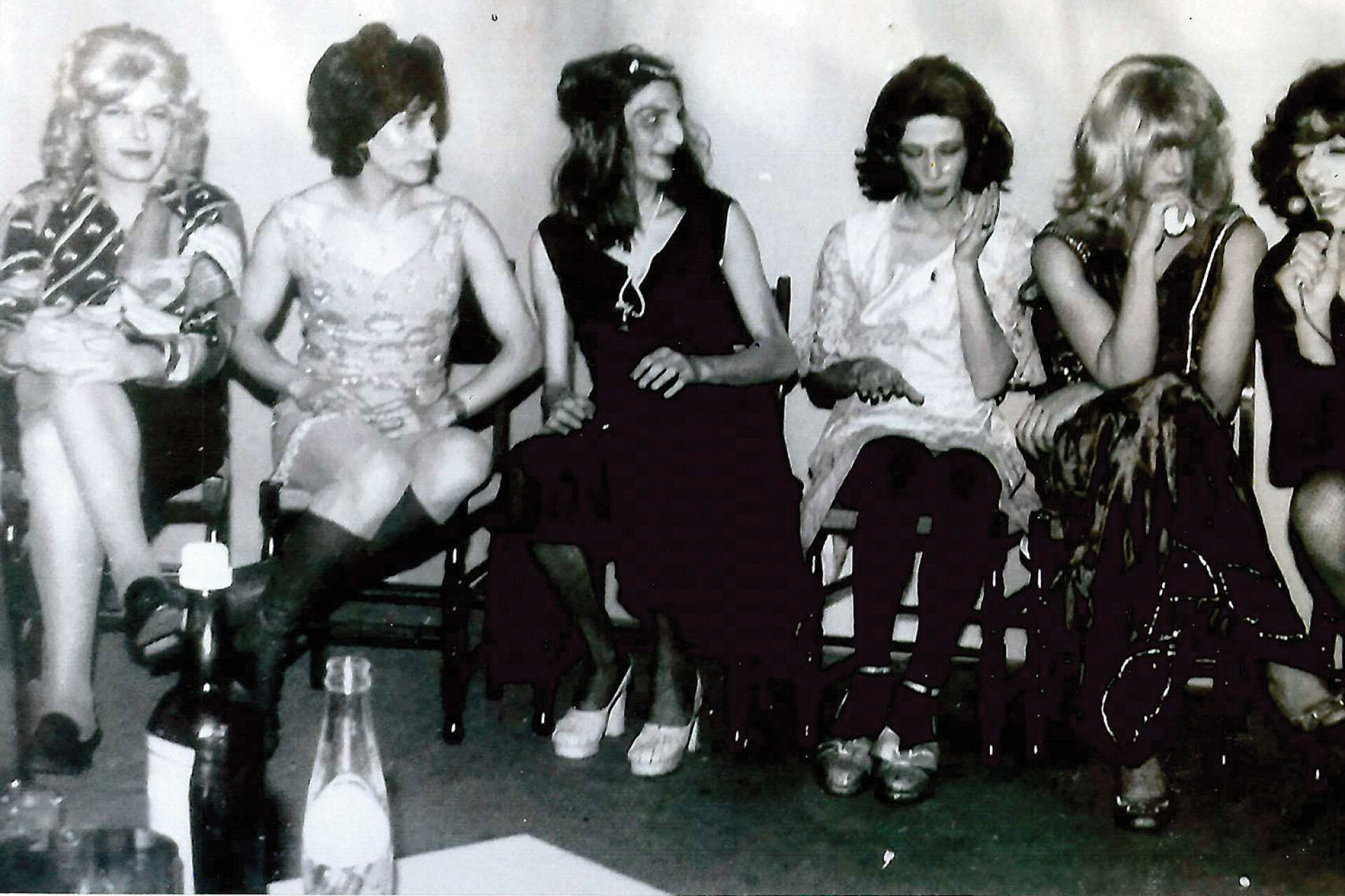 Όλος ο θίασος στις καρέκλες, στο φινάλε του Show απογειώνοντας το κέφι ως τριτοκλασάτες τραγουδίστριες