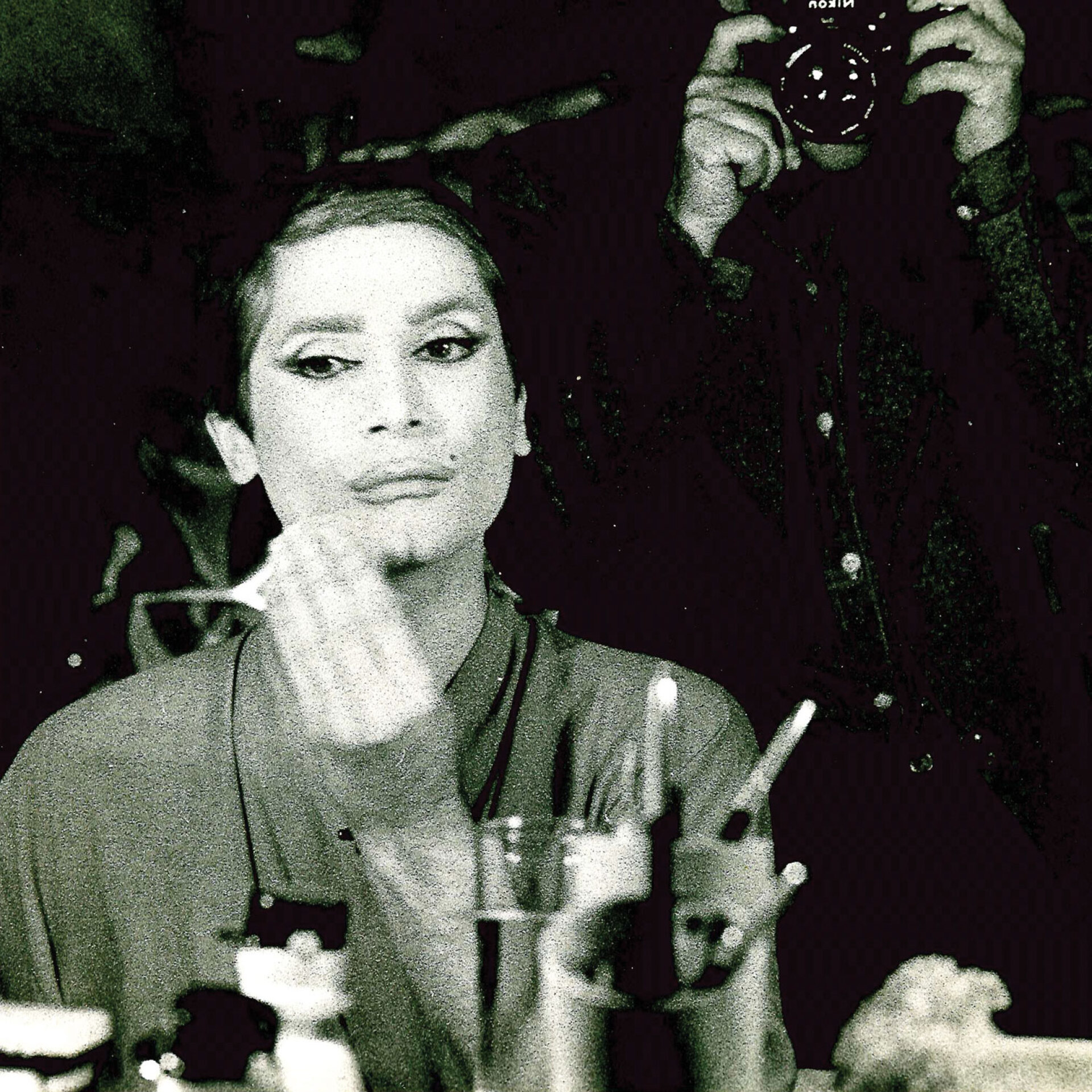 Ο Δημήτρης Σουλελές (κομμωτής της Μαρινέλλας) ετοιμάζει το μακιγιάζ του για τη θριαμβευτική του εμφάνιση ως Μαρινέλλα