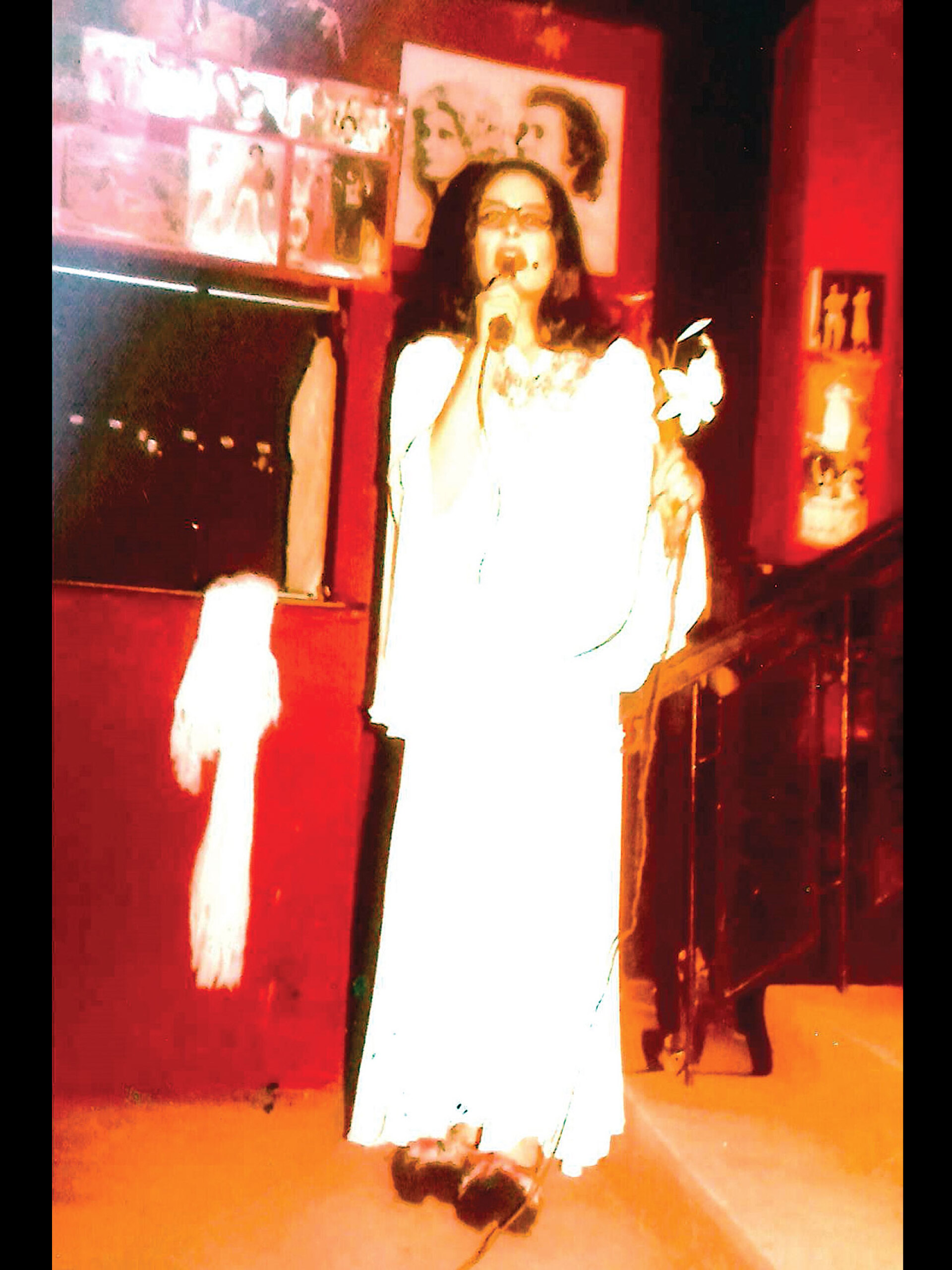 Ο Δημήτρης Σαραβάνος υποδύεται τη Νάνα Μούσχουρη σ’ ένα ξεκαρδιστικό ποτ πουρί με μεγάλες επιτυχίες της διάσημης ερμηνεύτριας