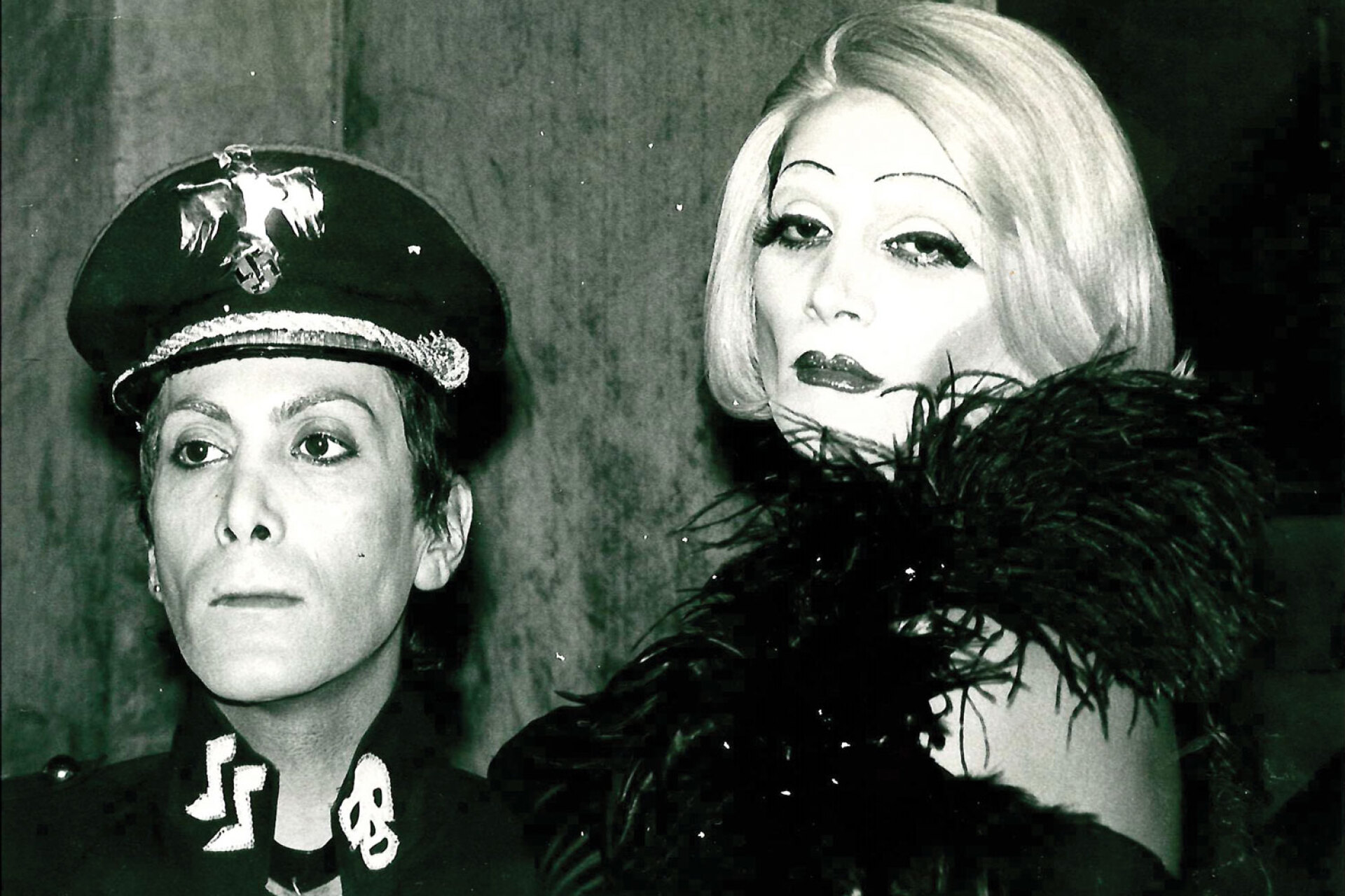 Ο Δημήτρης Σουλελές ως Μαρλέν Ντίτριχ, με τον Γιώργο Χάλαρη (τη διάσημη Ραχήλ), όπου στο φινάλε ο δεύτερος πετούσε τα ρούχα των Ες-Ες και έμενε ολόγυμνος στη σκηνή του «Αλκαζάρ»