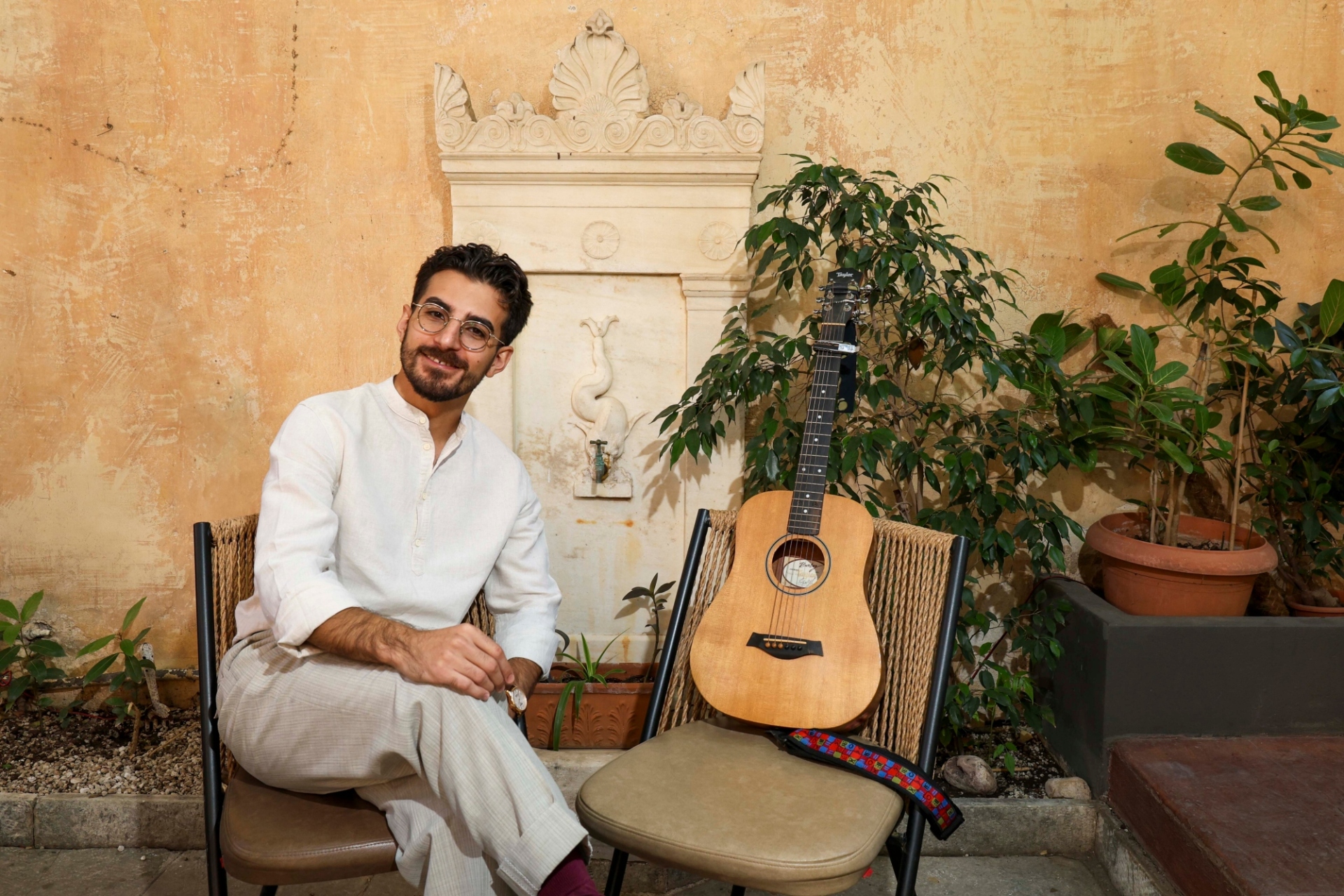 O τραγουδοποιός, μουσικός παραγωγός και γιατρός Papazó