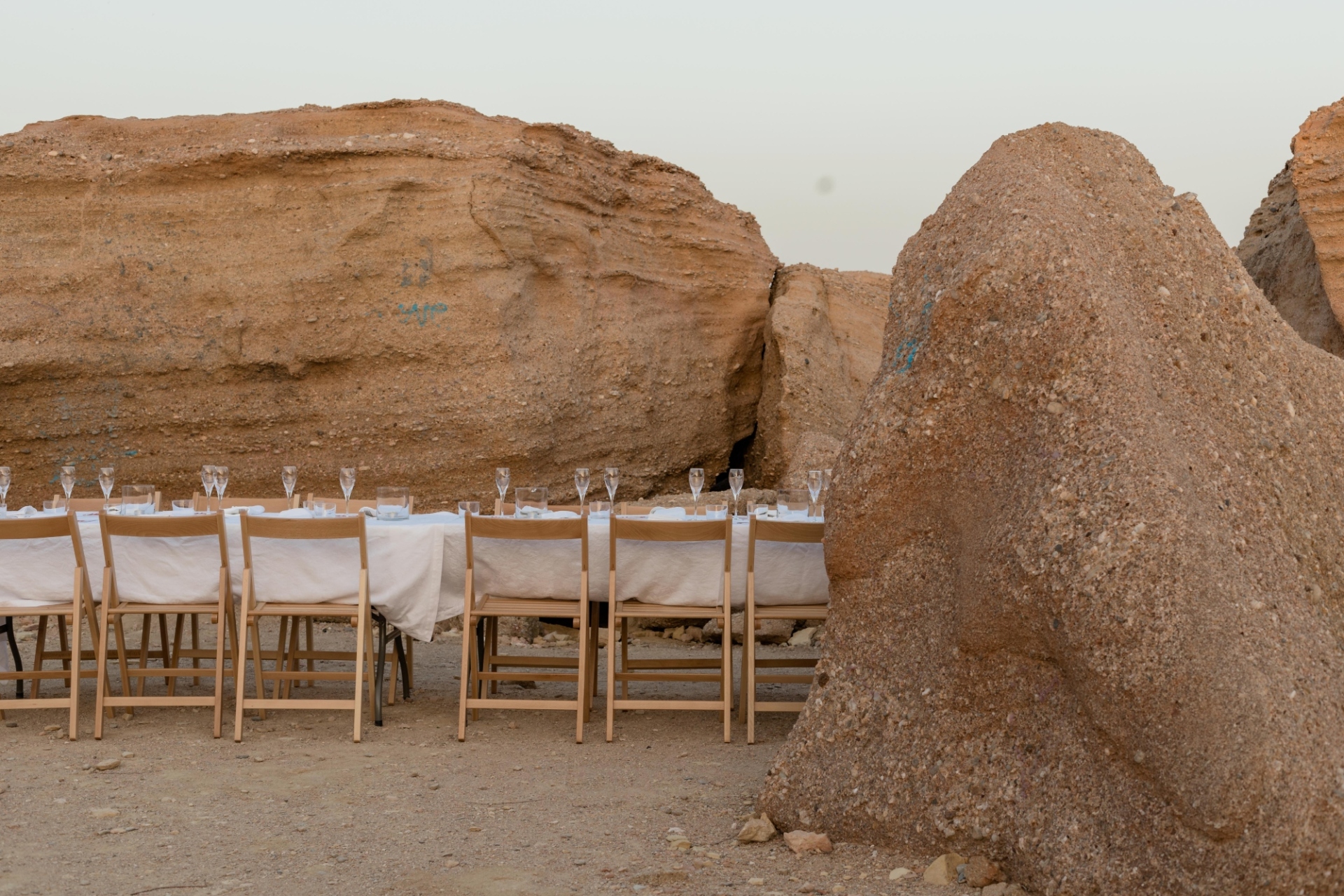 To τραπέζι που στήνεται στον χώρο ξαναφέρνει τη ζωή εκεί που δεν υπάρχει