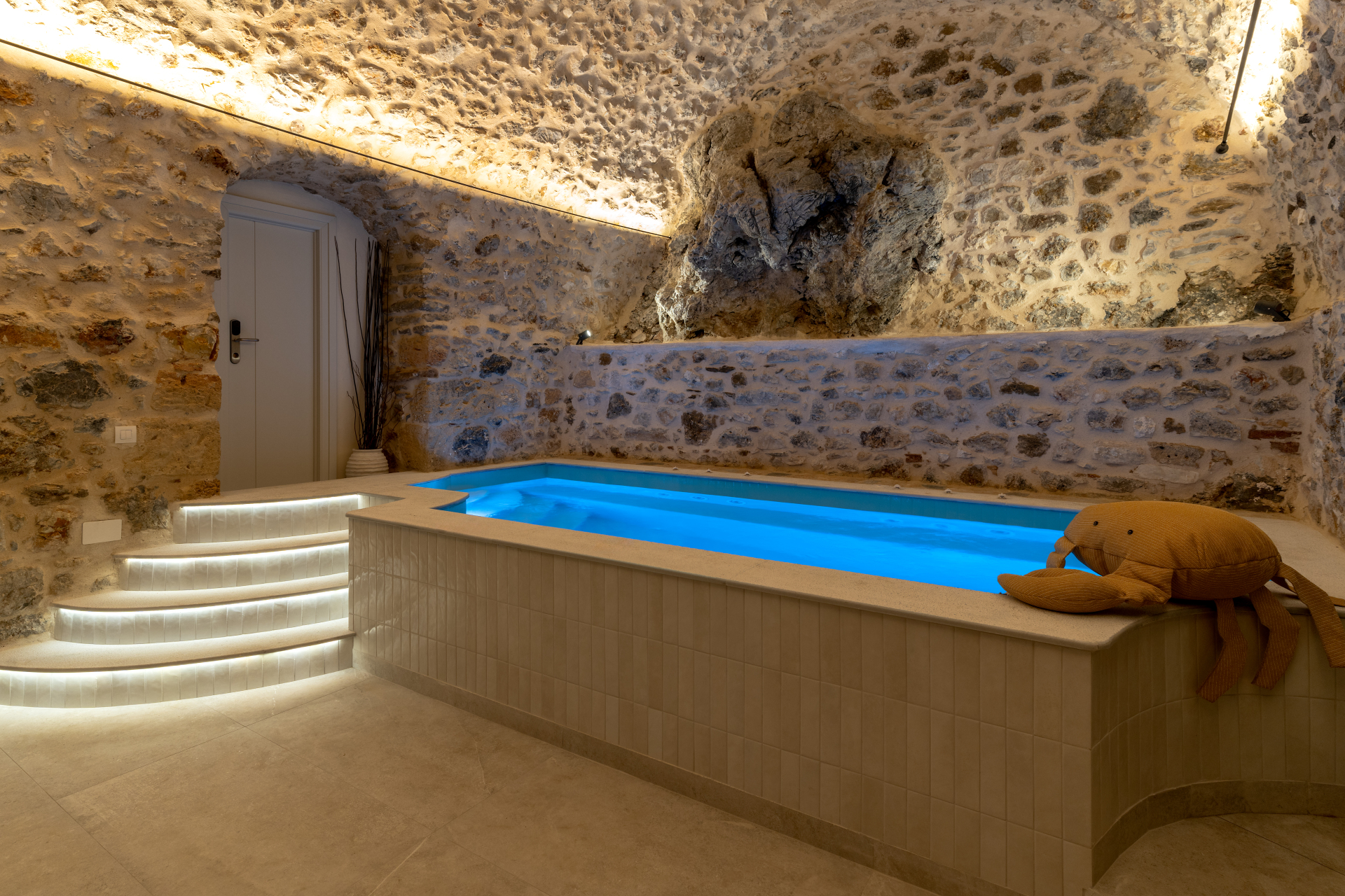 H θολωτή πέτρινη αίθουσα με την εσωτερική πισίνα-jacuzzi στο YeeOn