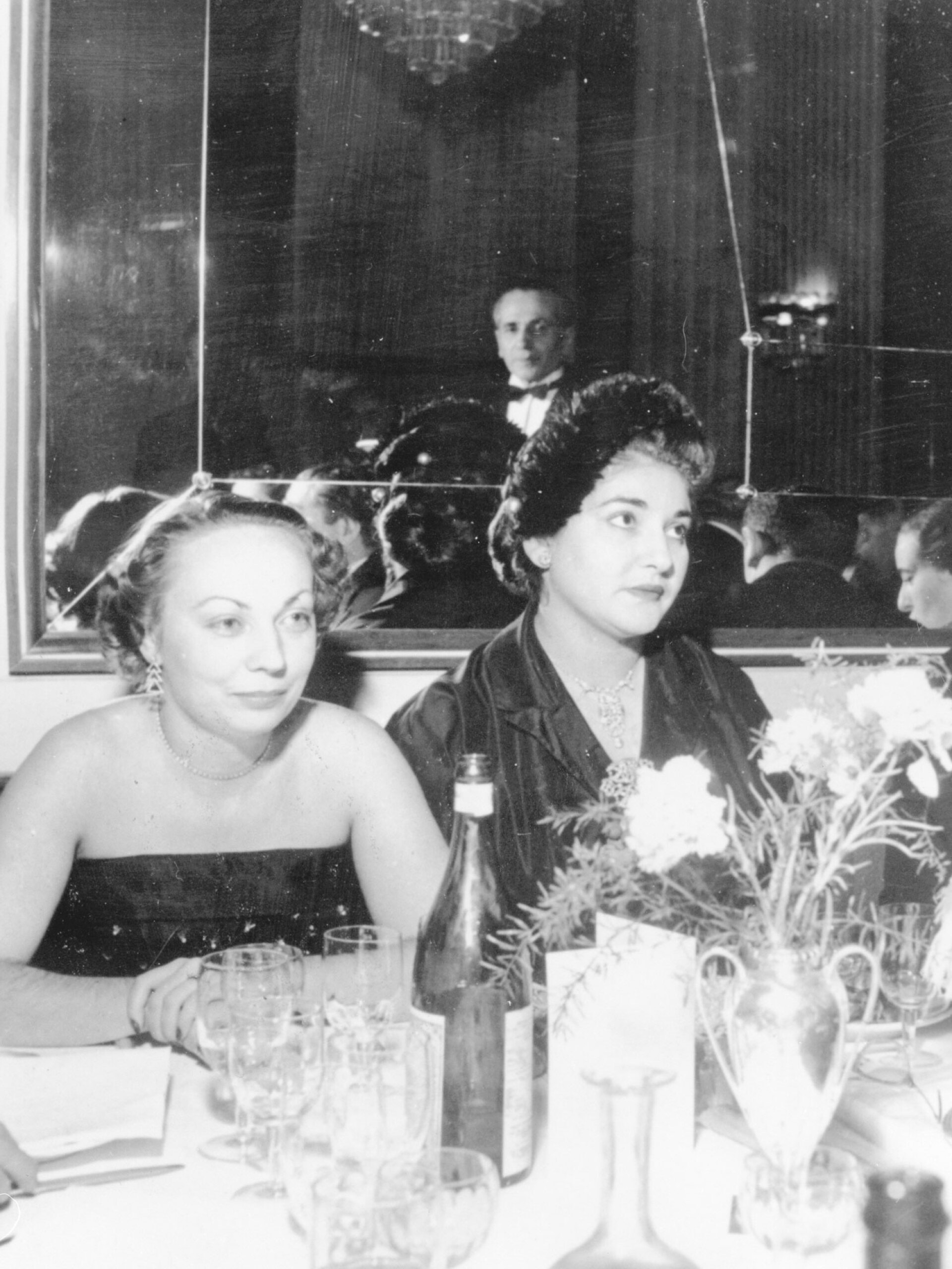 1952, H Μαρία Κάλλας μαζί με μία σοπράνο στο εστιατόριο της Σκάλας στο Μιλάνο