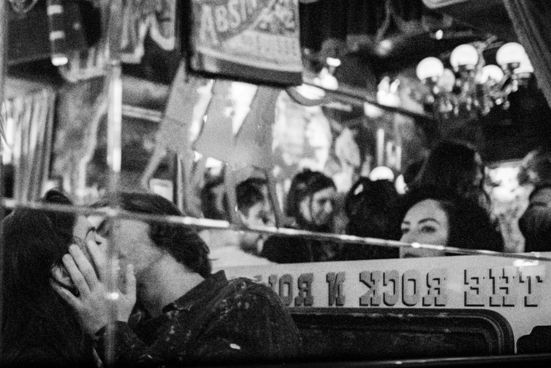 Φιλί σε μπαρ της Αθήνας 