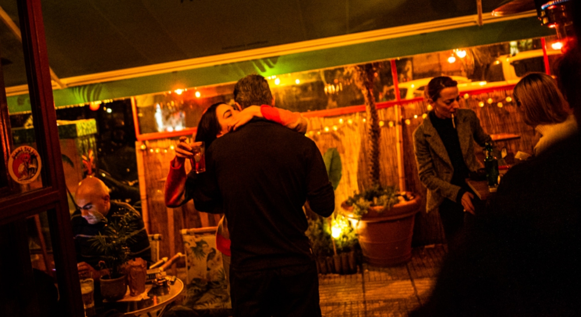 Ερωτευμένο ζευγάρι σε μπαρ 