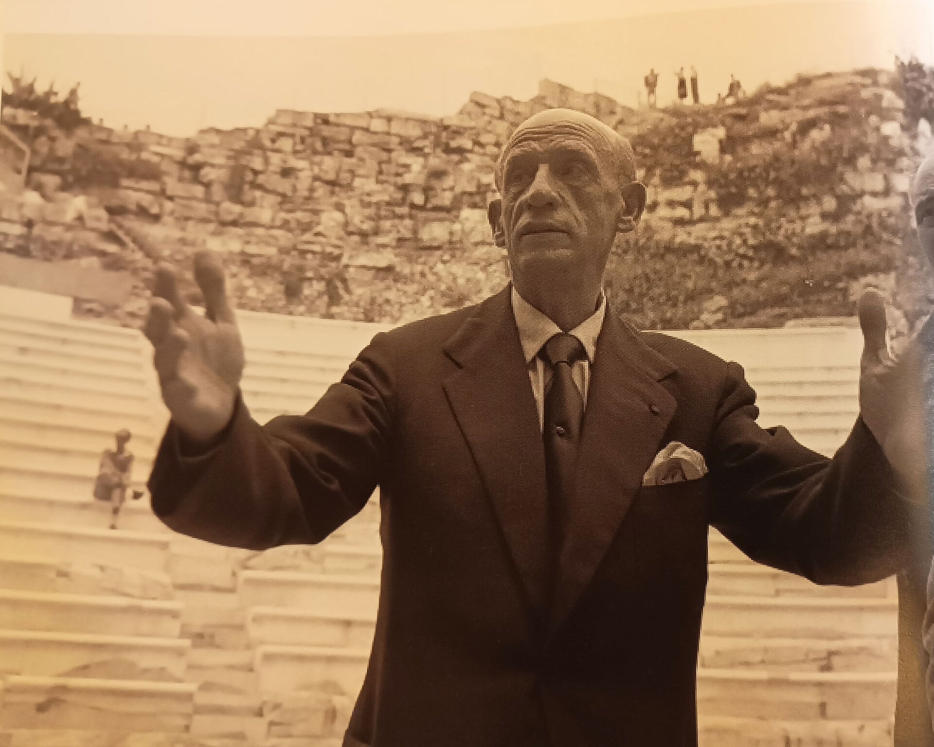 Ο Δημήτρης Μητρόπουλος στο Ηρώδειο. Πρόβες για τις συναυλίες με τη Φιλαρμονική της Νέας Υόρκης, 1955