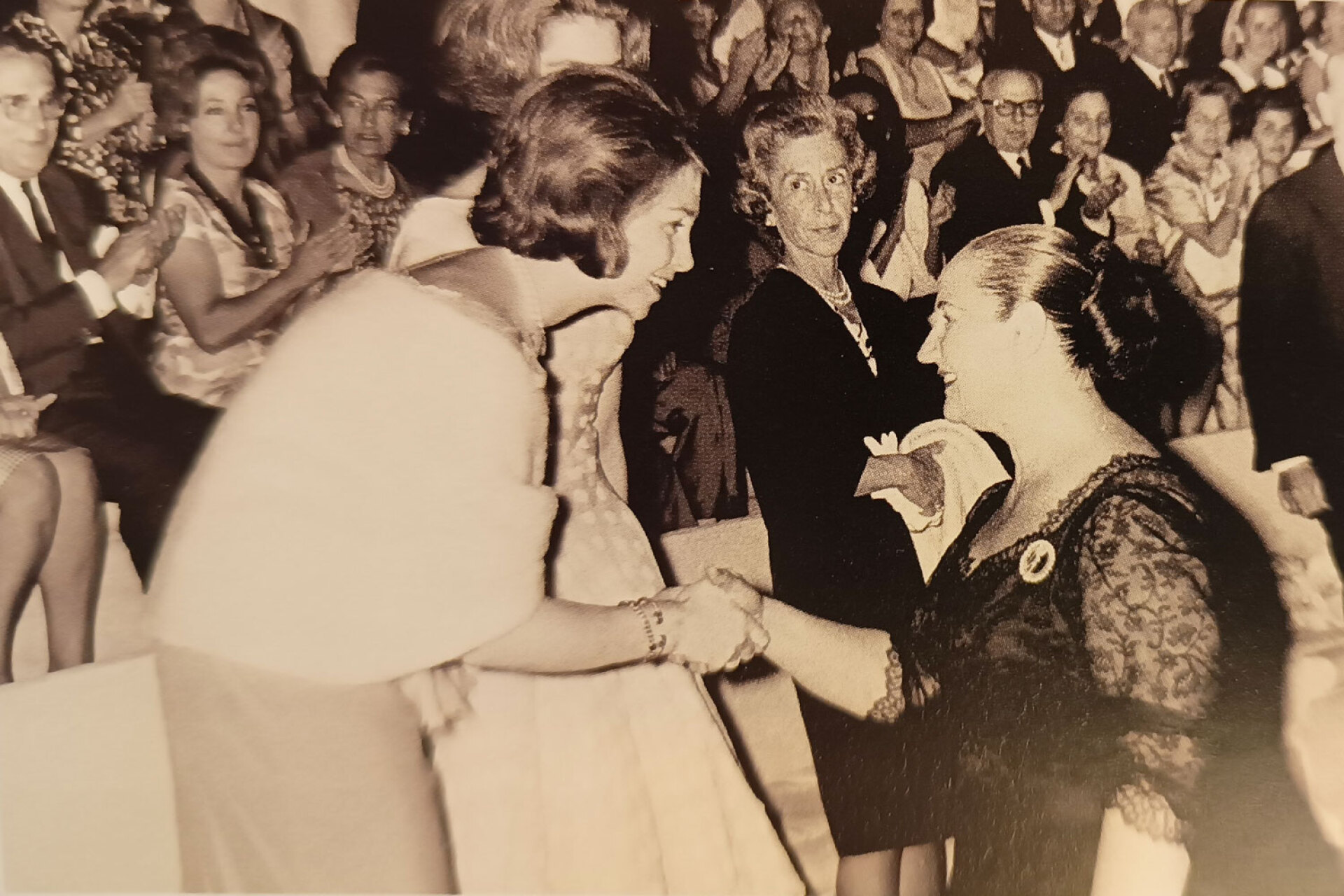 Η βασίλισσα Σοφία της Ισπανίας, συγχαίρει την Τζίνα Μπαχάουερ, 1965