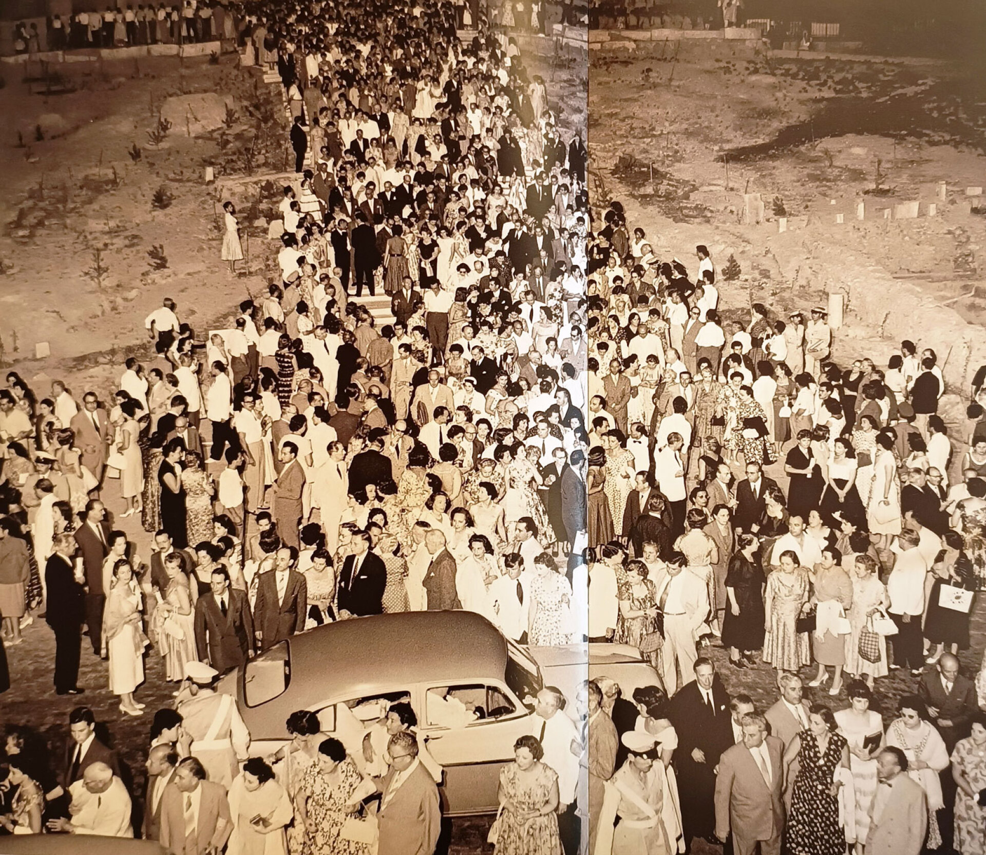 Κοσμοσυρροή έξω από το Ηρώδειο, κάπου στη δεκαετία 1960