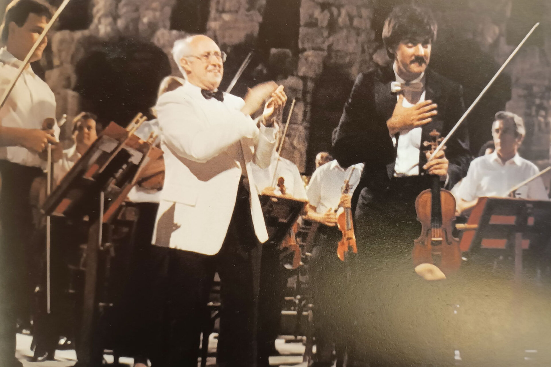 Ο τσελίστας Μ. Ροστροπόβιτς διευθύνει την Εθνική Συμφωνική Ορχήστρα της Ουάσινγκτον με σολίστ τον Λεωνίδα Καβάκο, 1988