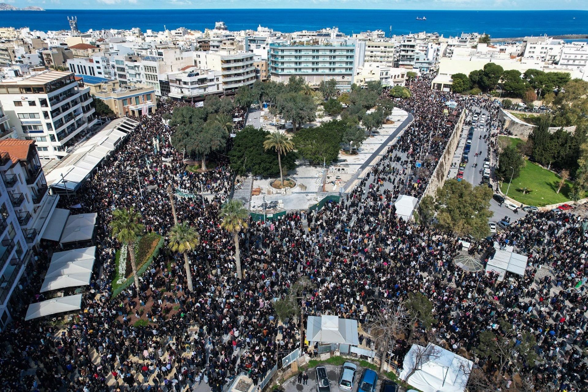 Τέμπη: Τεράστιες συγκεντρώσεις βρίσκονται σε εξέλιξη σε όλη τη χώρα - Φωτογραφικά στιγμιότυπα από την Αθήνα και τις πόλεις της Ελλάδας